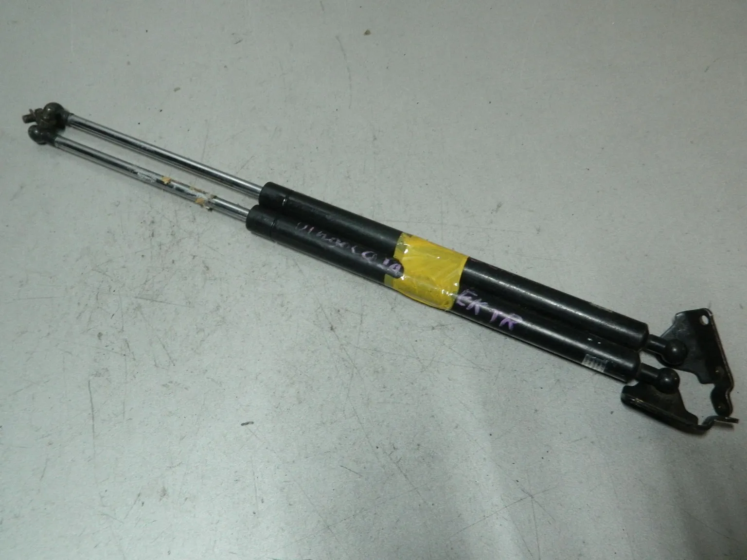 Амортизатор багажника MITSUBISHI DINGO CQ2A (Контрактный) 81528836