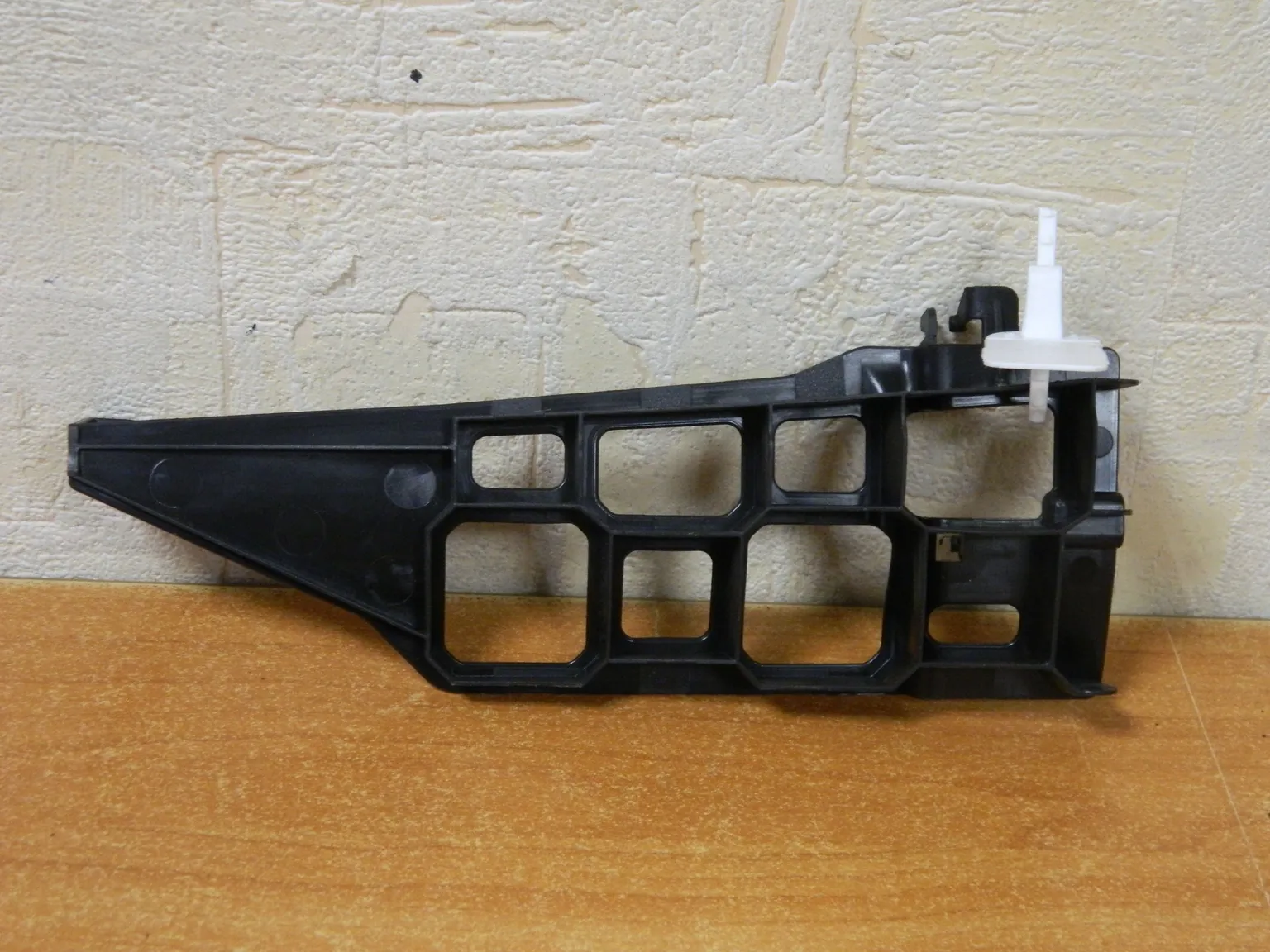 Кронштейн крышки багажника AUDI Q7 4L (Б/У) 35020603