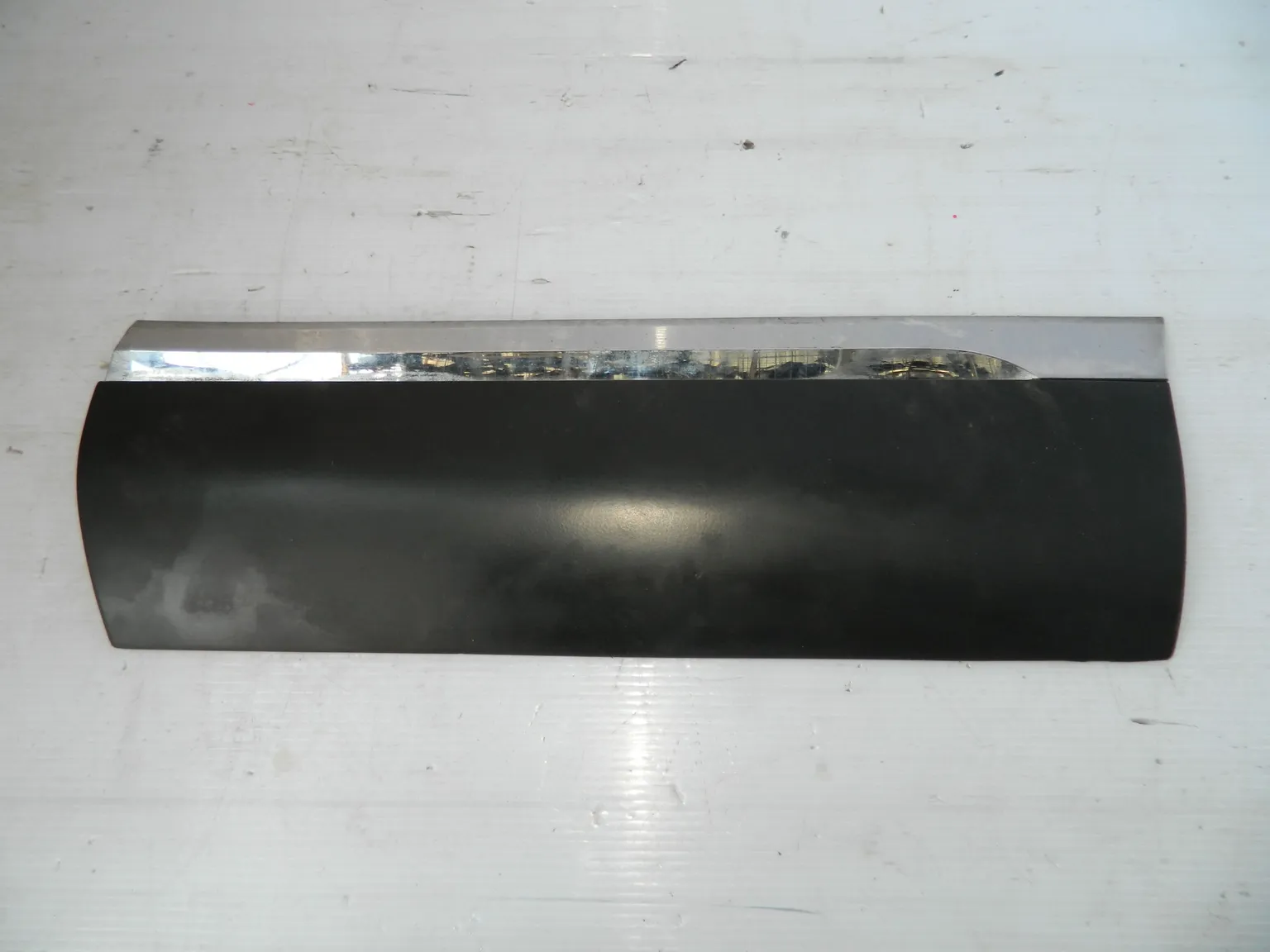 Накладка двери VOLKSWAGEN TOUAREG 7P5 Зад Лев (Б/У)