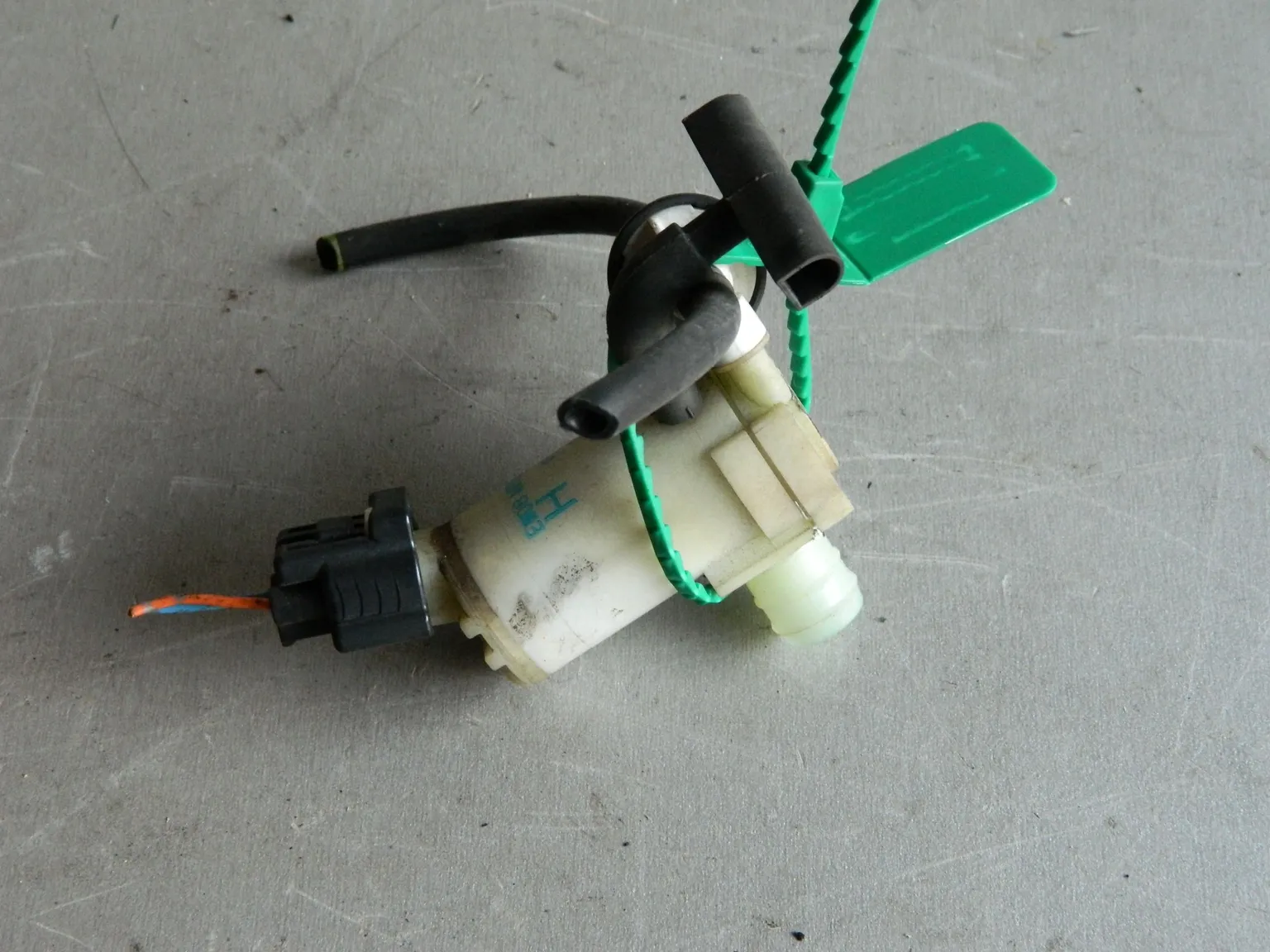 Мотор бачка омывателя HONDA FREED SPIKE GB3 (Контрактный) 79586235