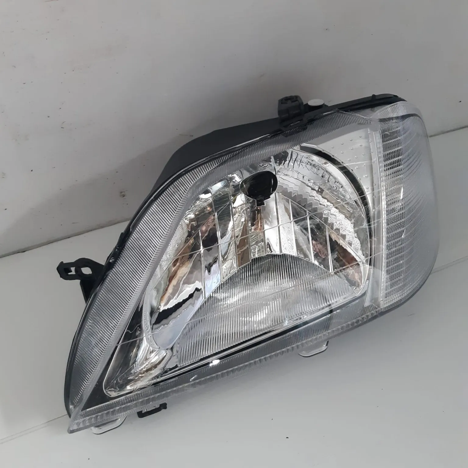 Фара SAT ST5511153L RENAULT LOGAN 05-10 (хрусталь, с корректором) Перед Лев 6001546788