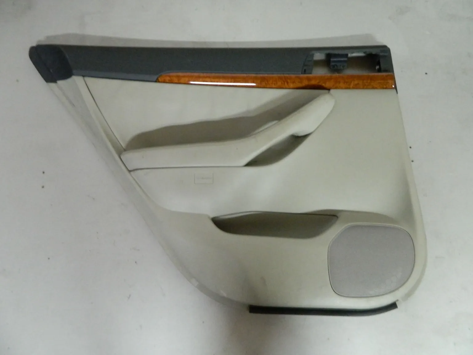 Обшивка двери TOYOTA AVENSIS AZT251 Зад Лев (Контрактный) 1043500019