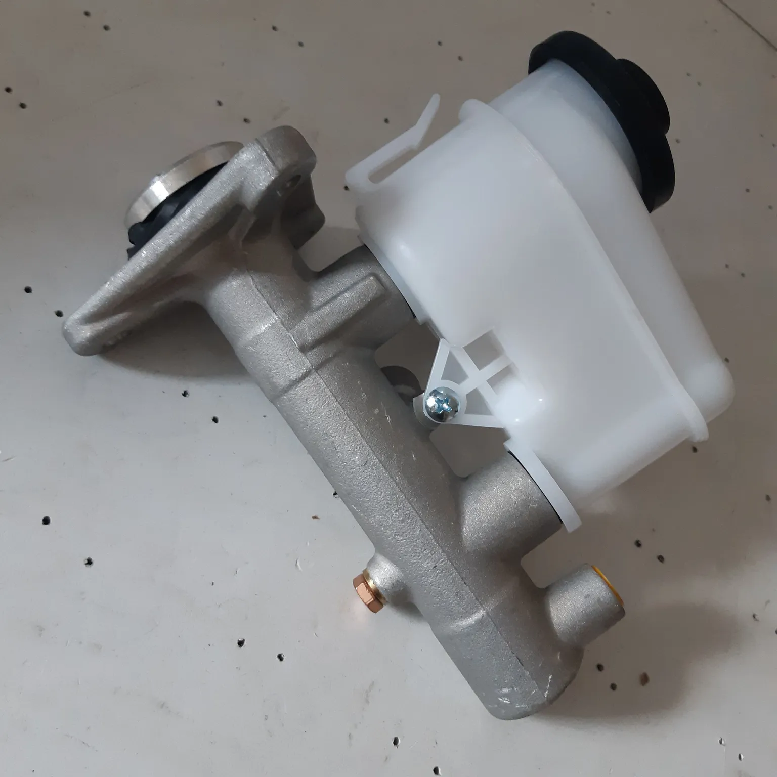 Главный тормозной цилиндр GENERAL PARTS 4720112680 TOYOTA COROLLA LEVIN AE100