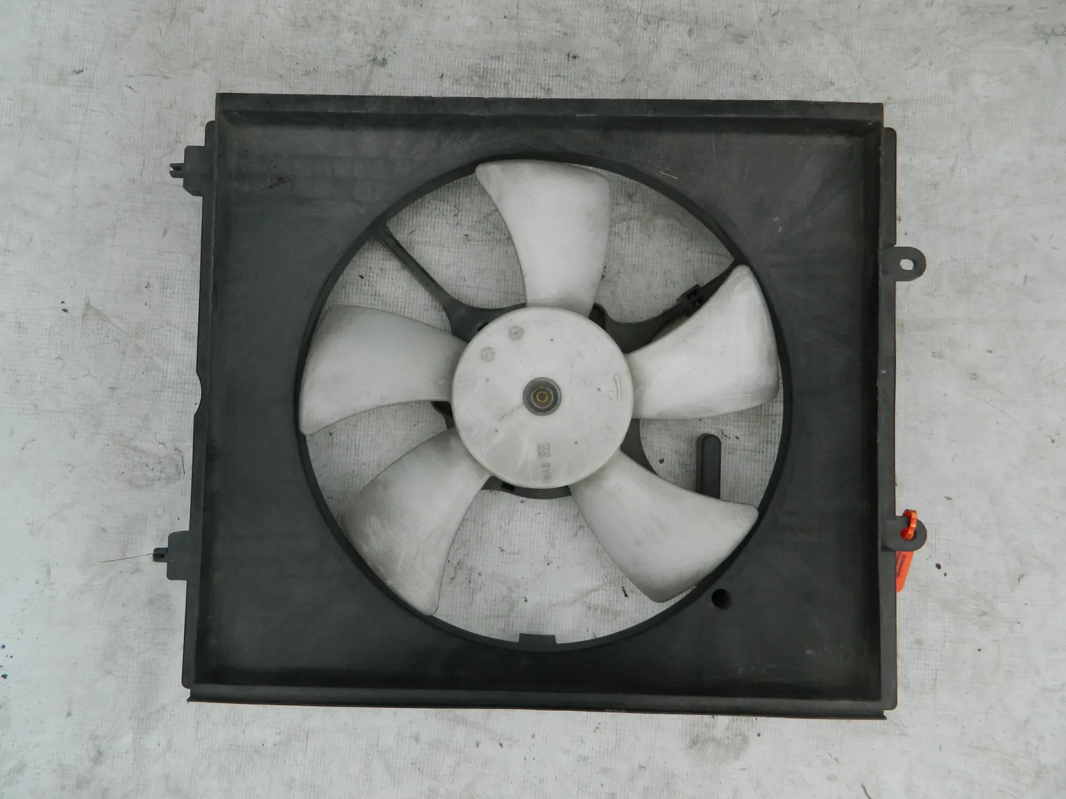 Диффузор радиатора MITSUBISHI DION CR9W (Контрактный) 72367950