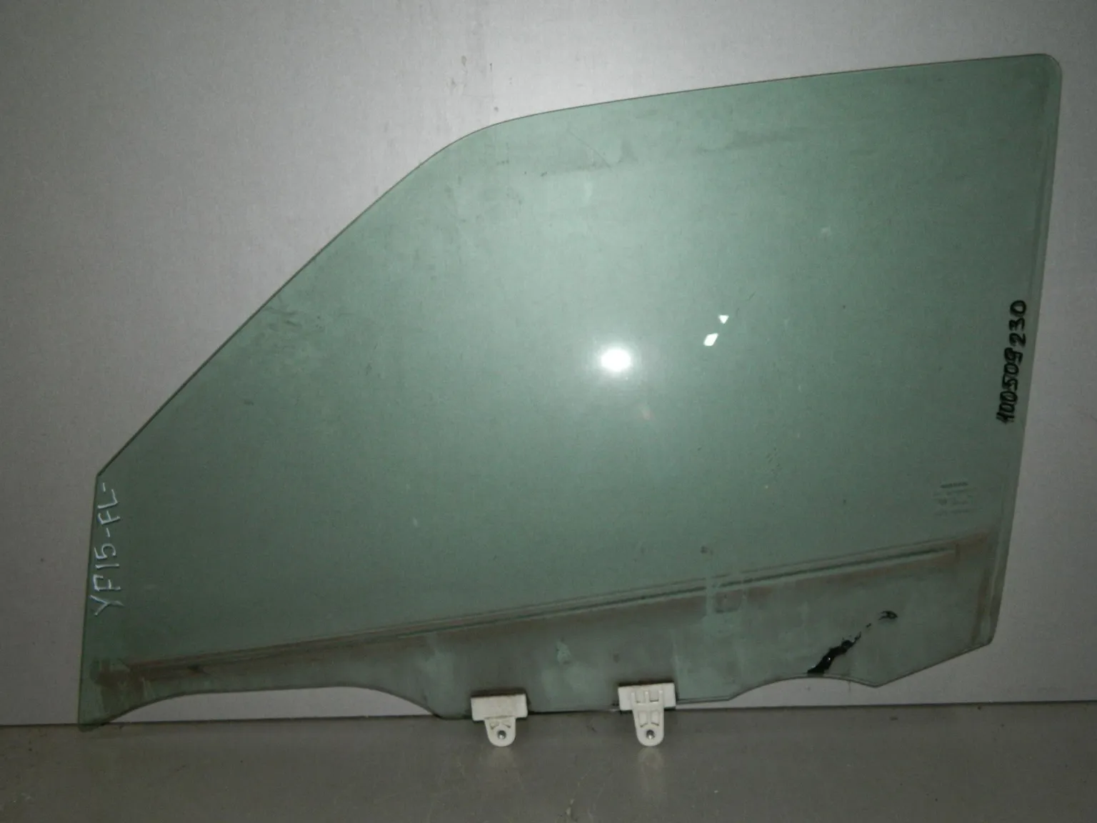 Стекло двери NISSAN JUKE YF15 Перед Лев (Контрактный) 100509230