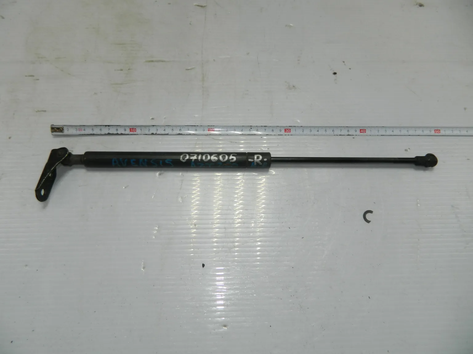 Амортизатор багажника TOYOTA AVENSIS AZT250 Прав (Контрактный) 81528871