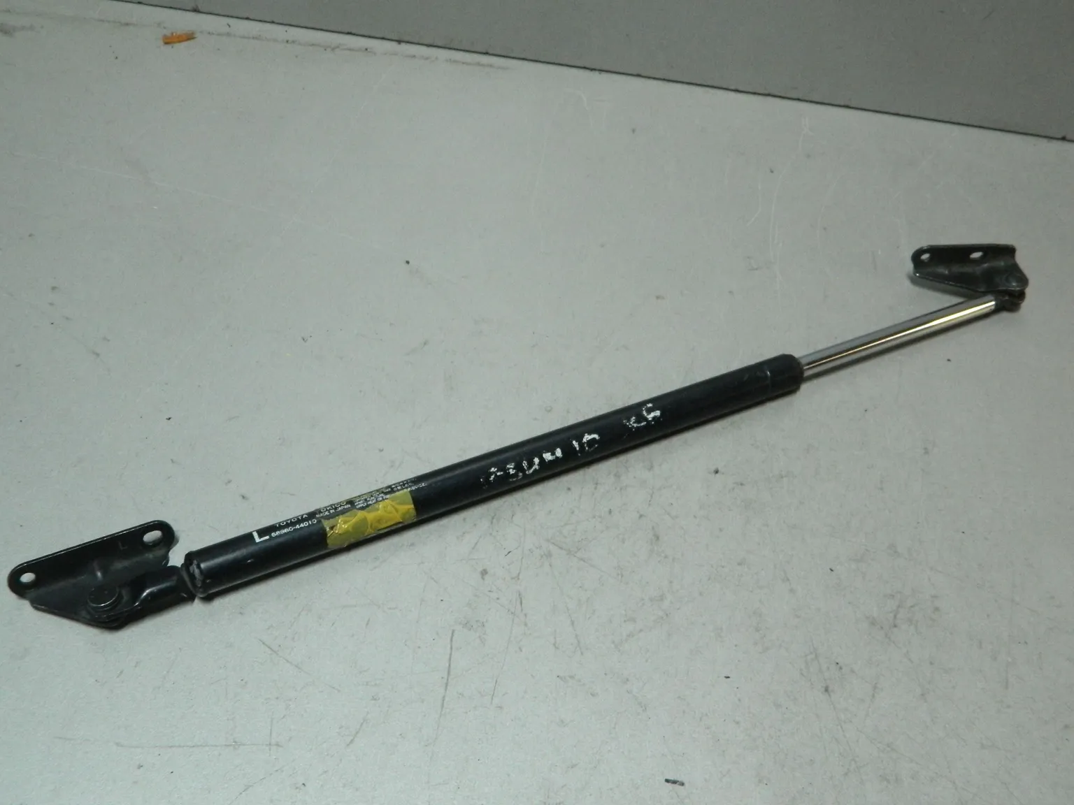 Амортизатор багажника TOYOTA IPSUM SXM10 Лев (Контрактный) 81532193