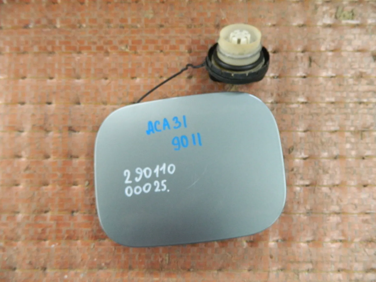 Лючок бензобака TOYOTA RAV4 ACA31 (Контрактный) 29011000025