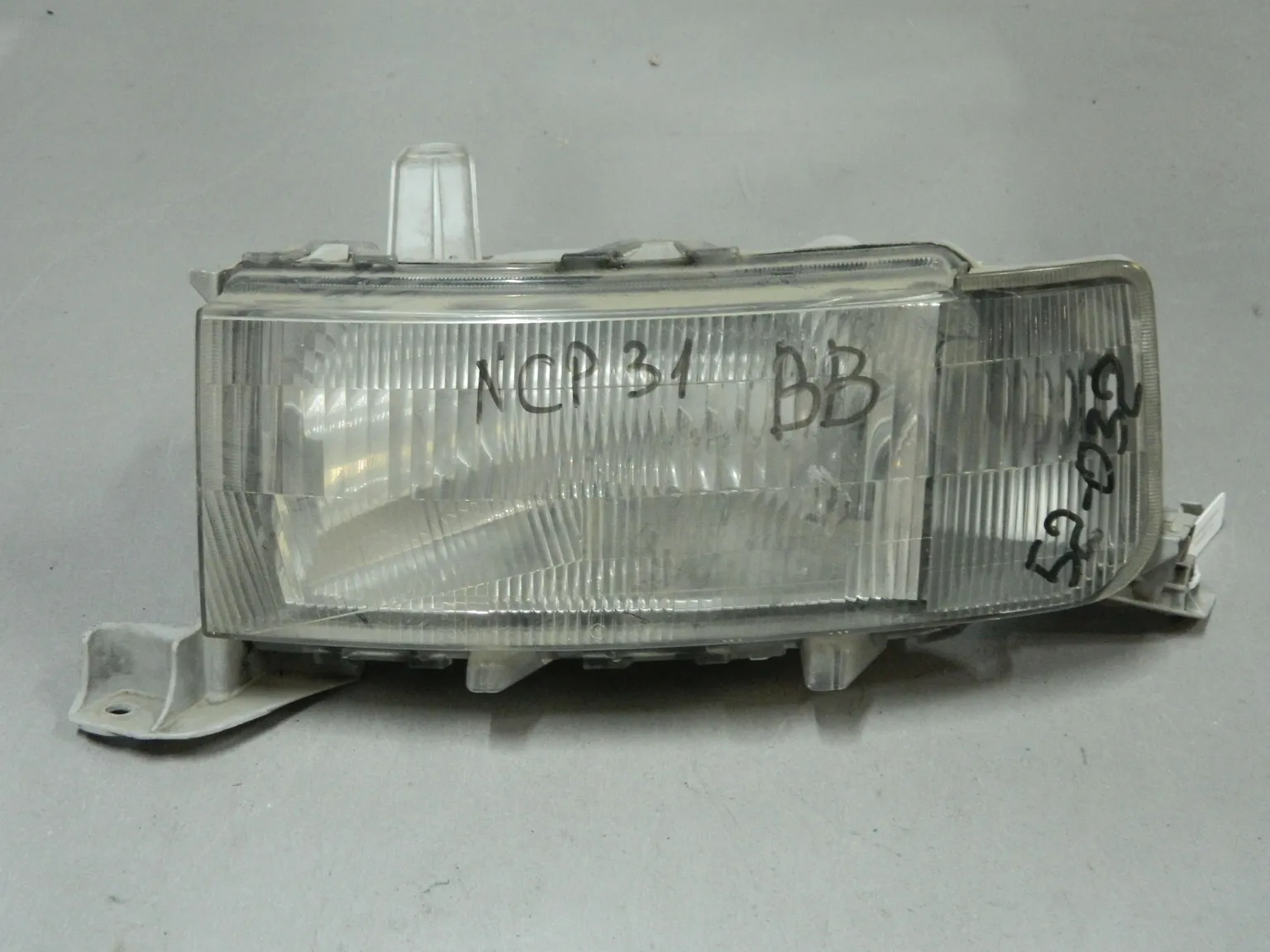 Фара TOYOTA BB NCP31 Перед Лев 52032 (Контрактный) 68000736