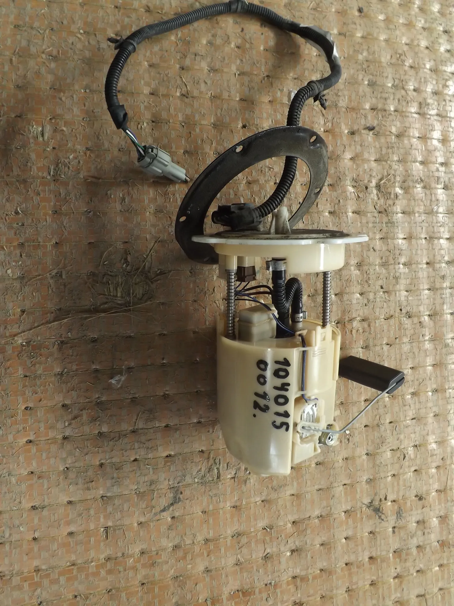 Насос топливный NISSAN SERENA HFC26 (Контрактный) 1040150012