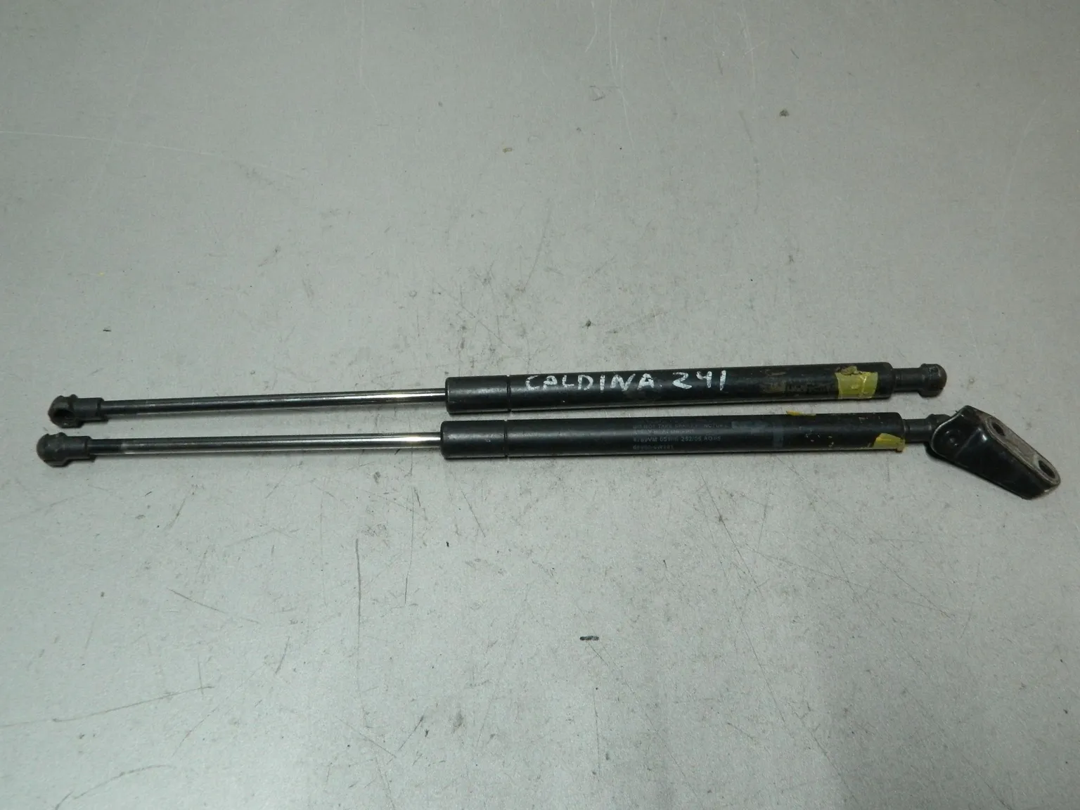 Амортизатор 5-й двери TOYOTA CALDINA AZT241 (Контрактный) 81532260