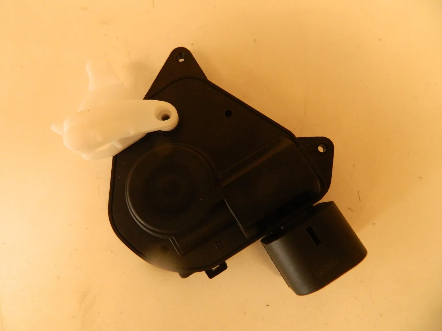 Замок двери GENERAL PARTS 6911012080 TOYOTA COROLLA / COROLLA AXIO / COROLLA VERSO 120 FR