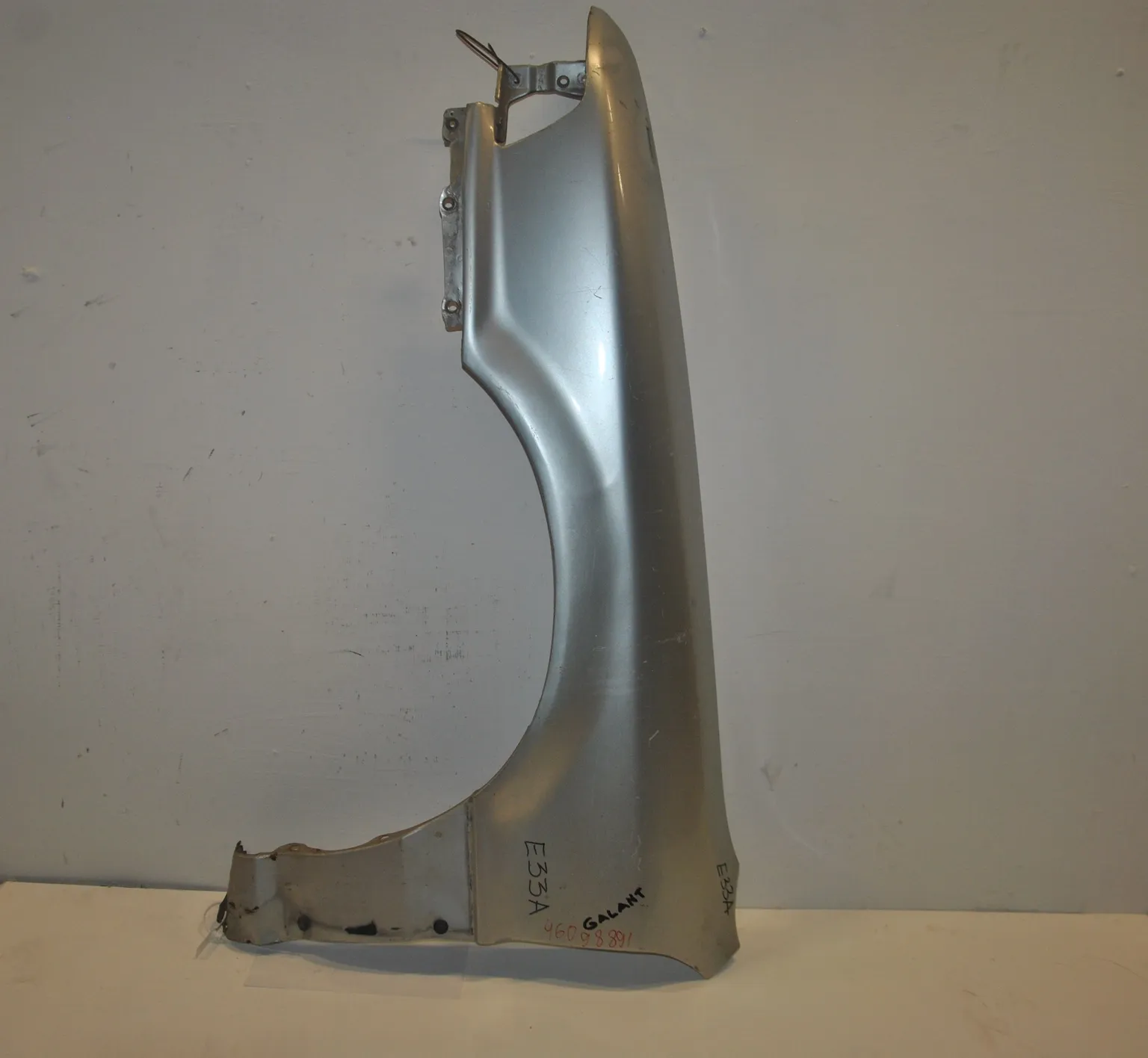 Крыло MITSUBISHI GALANT E33A Перед Лев (Контрактный) 46098891