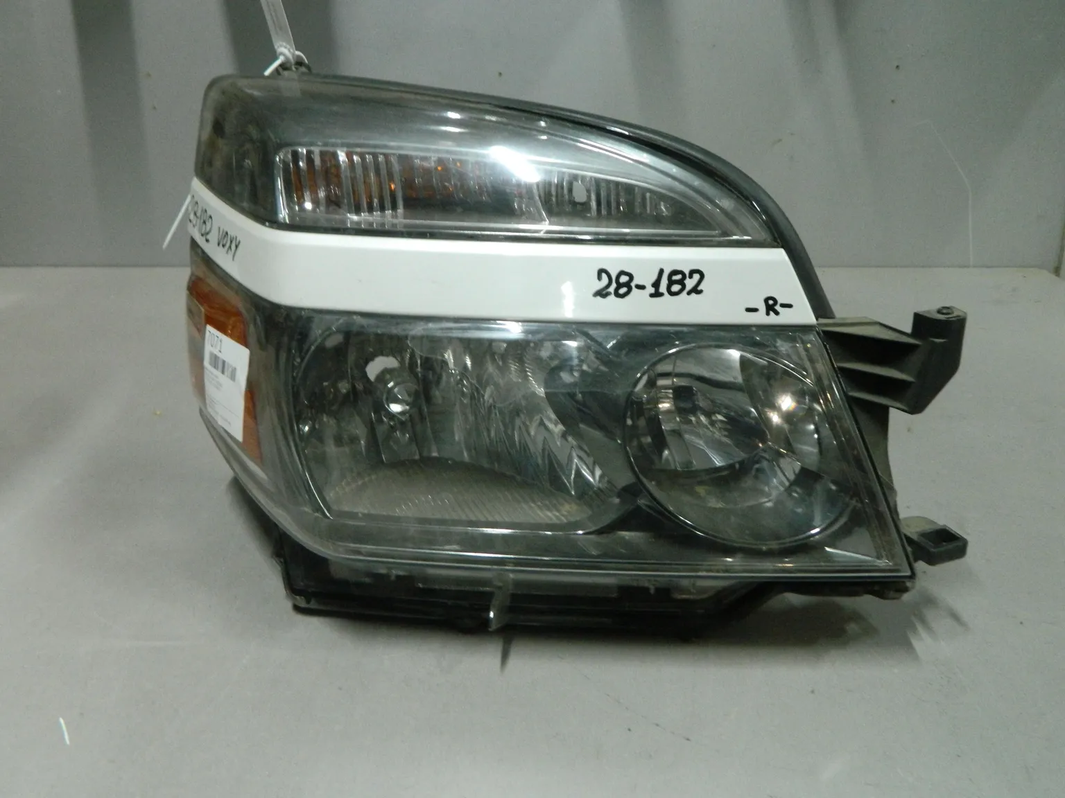 Фара TOYOTA VOXY AZR60 Перед Прав 28182 (Контрактный) 03344641