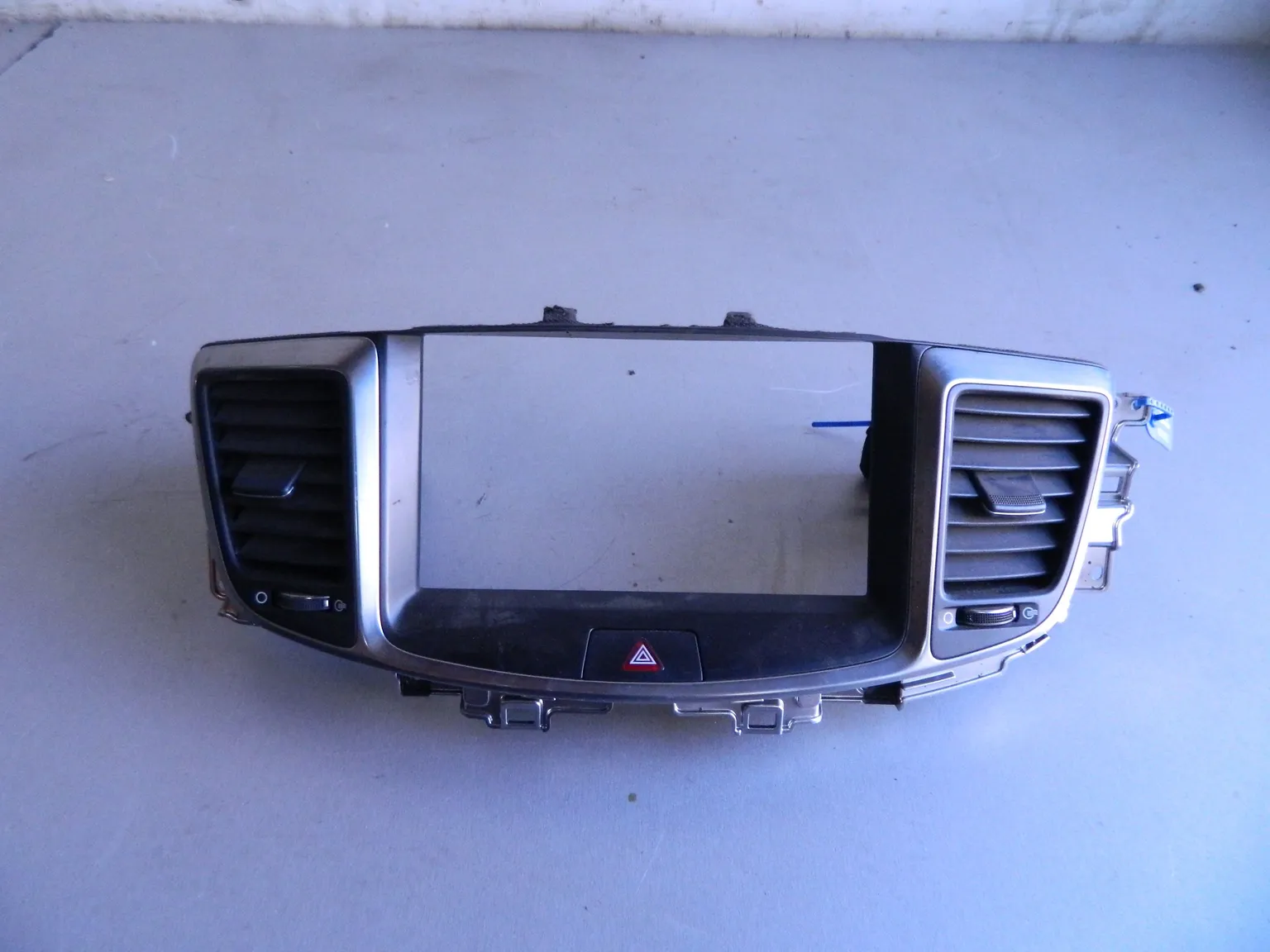 Накладка на торпедо центральная HYUNDAI EQUUS VI G6DA 2013-2015 (Б/У) 69838221