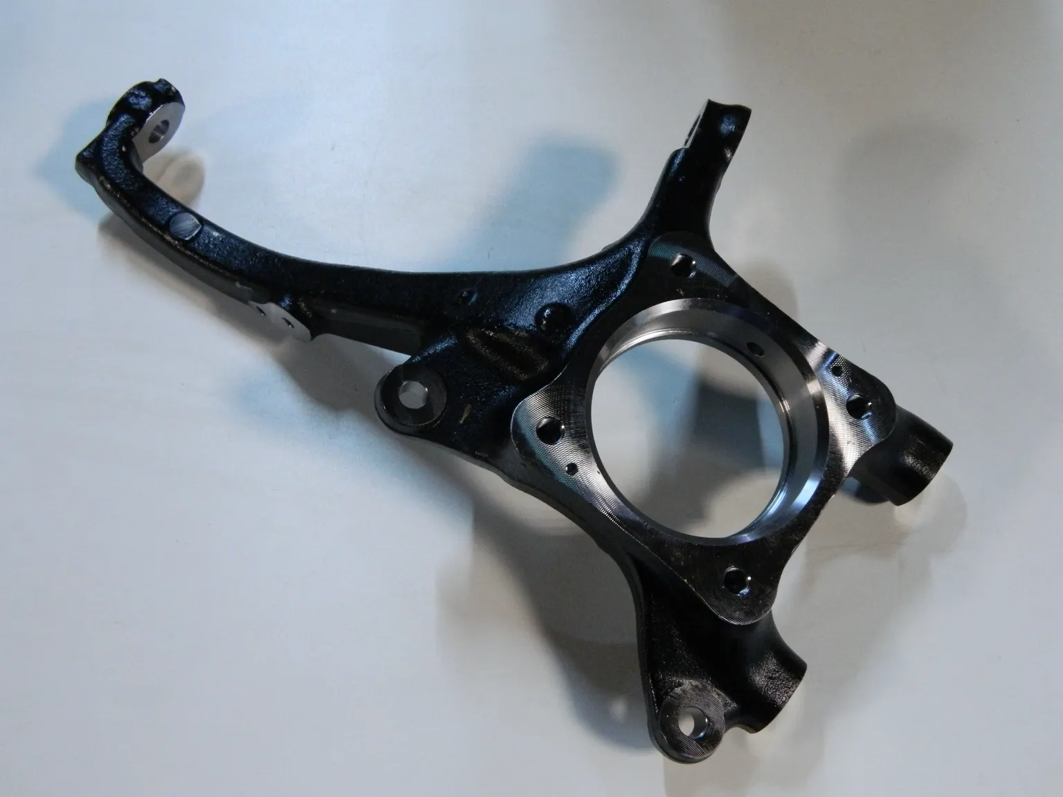 Кулак поворотный GENERAL PARTS 4321260190 LEXUS LX570 / TOYOTA LAND CRUISER 200 Перед Лев