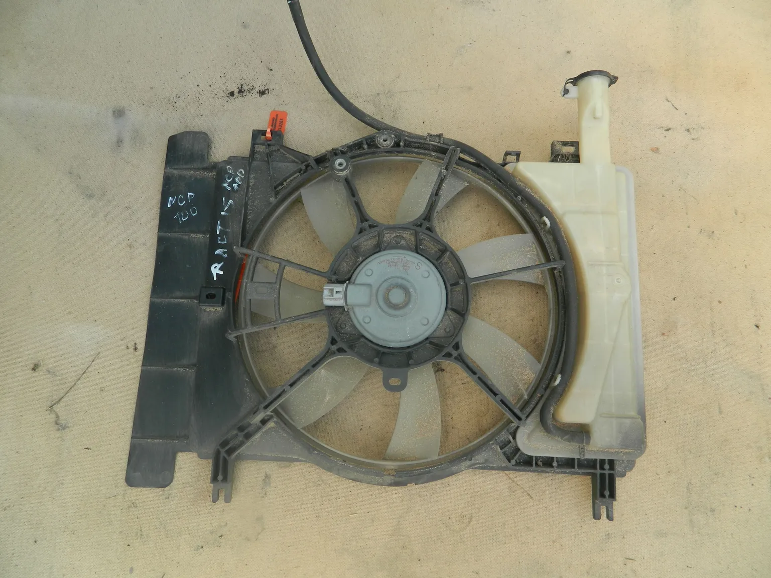 Диффузор радиатора TOYOTA RACTIS NCP100 (Контрактный) 65243208