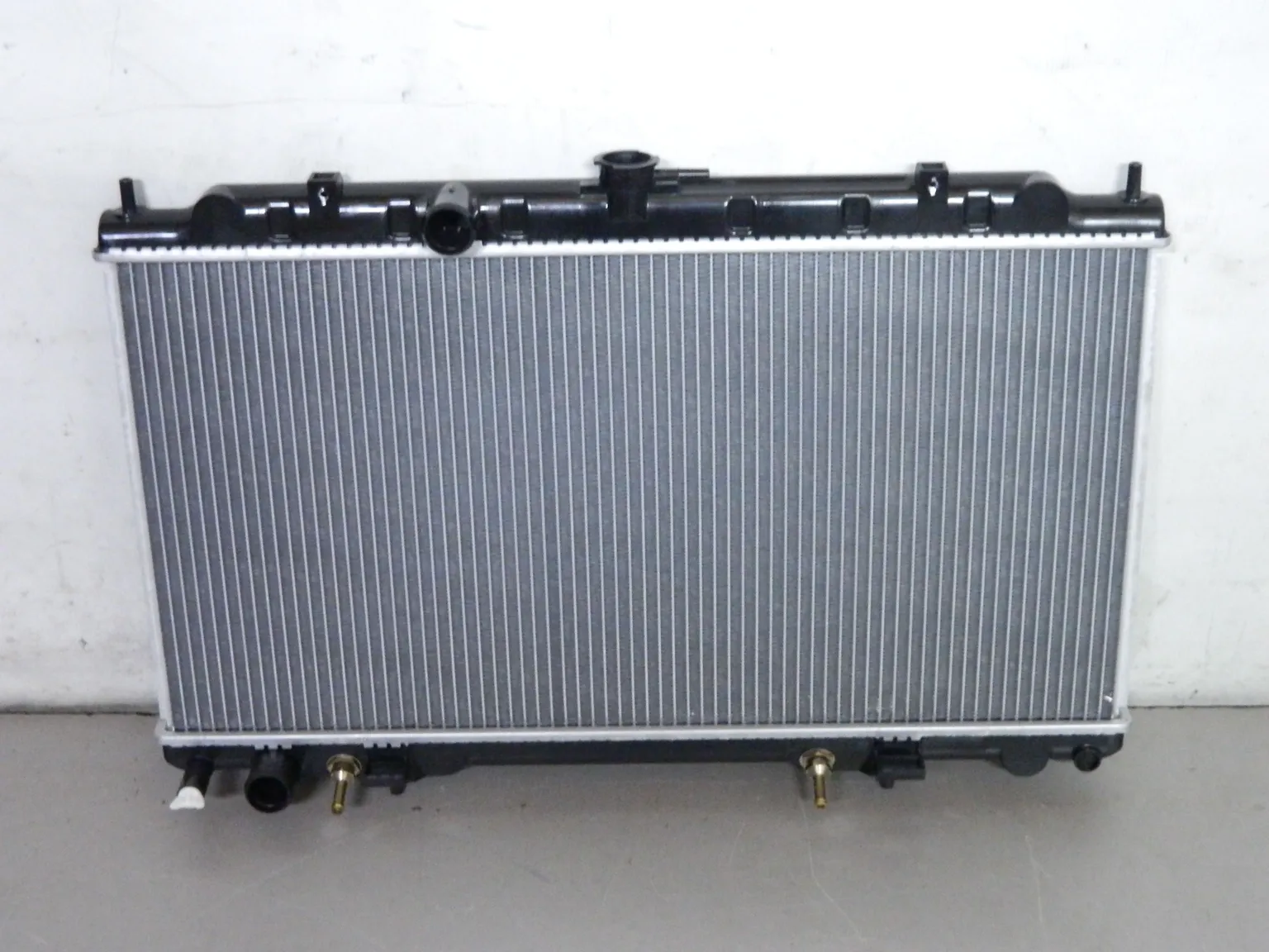 Радиатор охлаждения GENERAL PARTS 21460AU303 P12 Y11 QR20DE, F9Q, QG16DE, QG18DE, QR25DD, YD22DDT