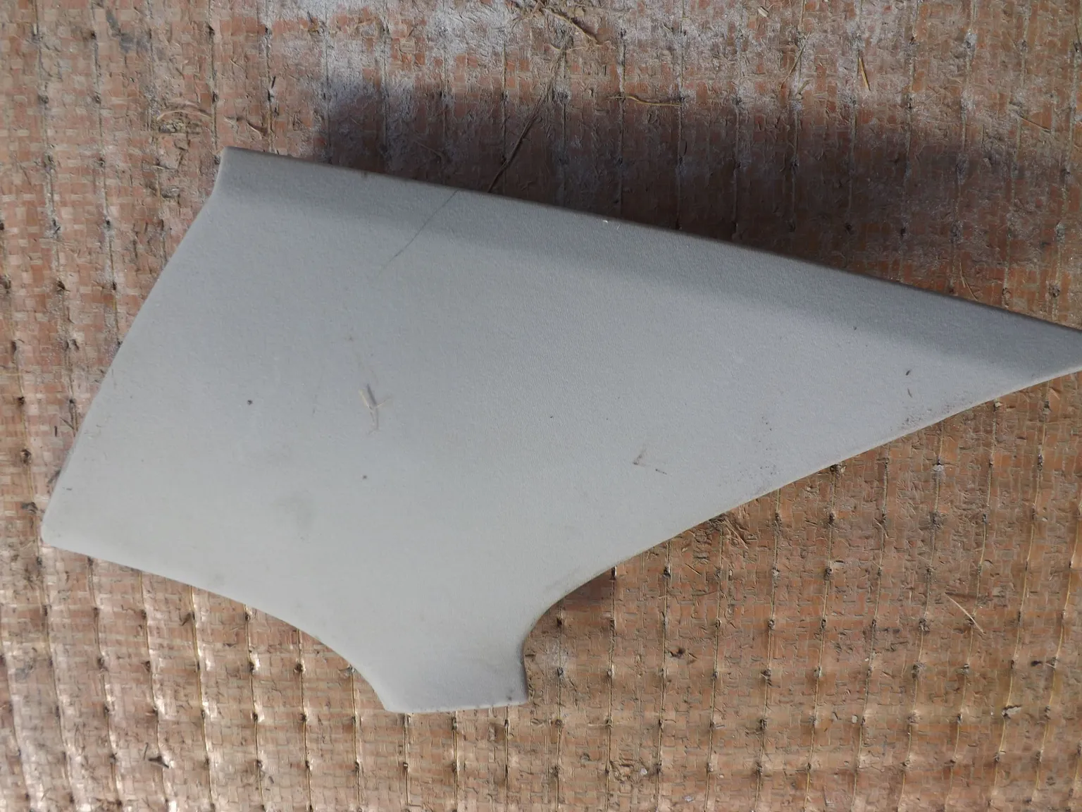 Обшивка задней стойки TOYOTA AVENSIS AZT250 Зад Прав (Контрактный) 1081130008