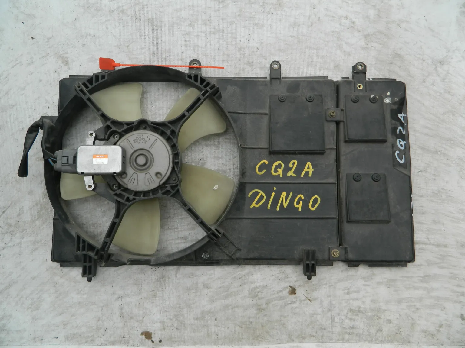 Диффузор радиатора MITSUBISHI DINGO CQ2A (Контрактный) 72367981