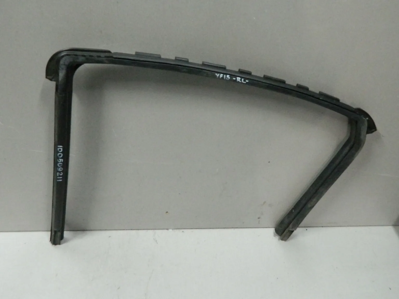 Уплотнитель стекла двери NISSAN JUKE YF15 Зад Лев (Контрактный) 100509211