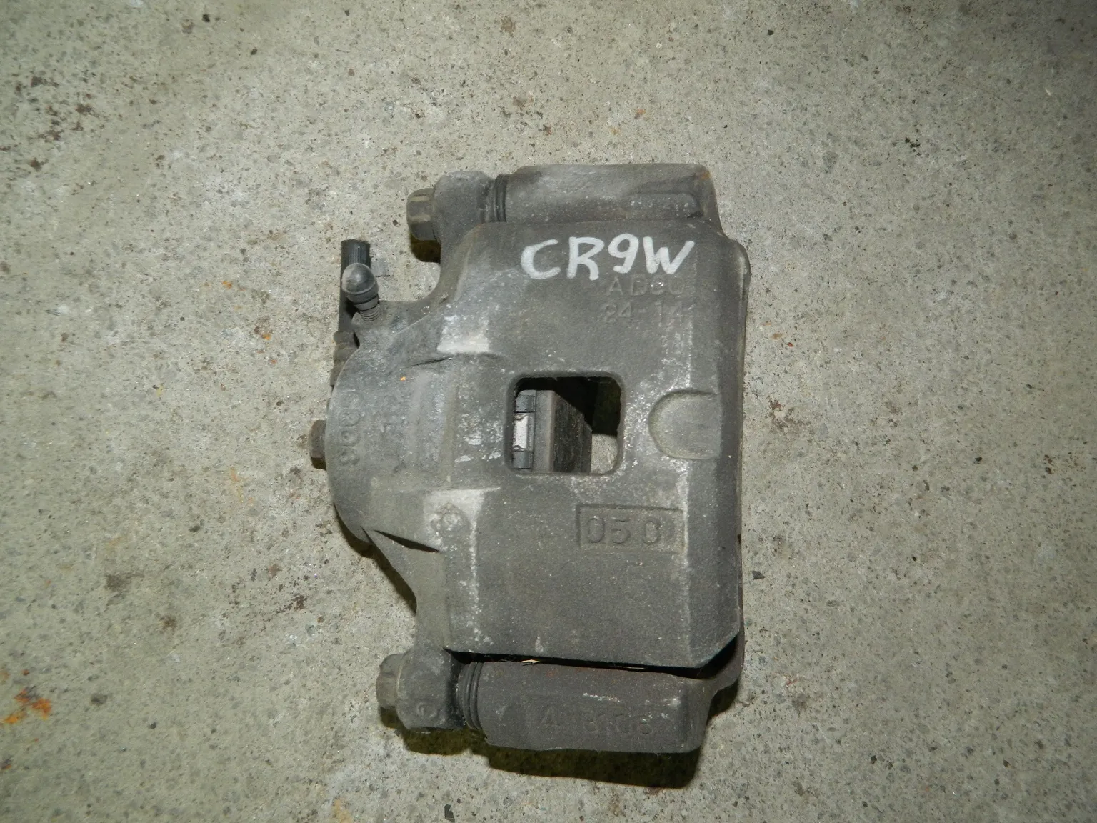 Суппорт MITSUBISHI Dion CR9W Перед Лев (Контрактный) 79591218