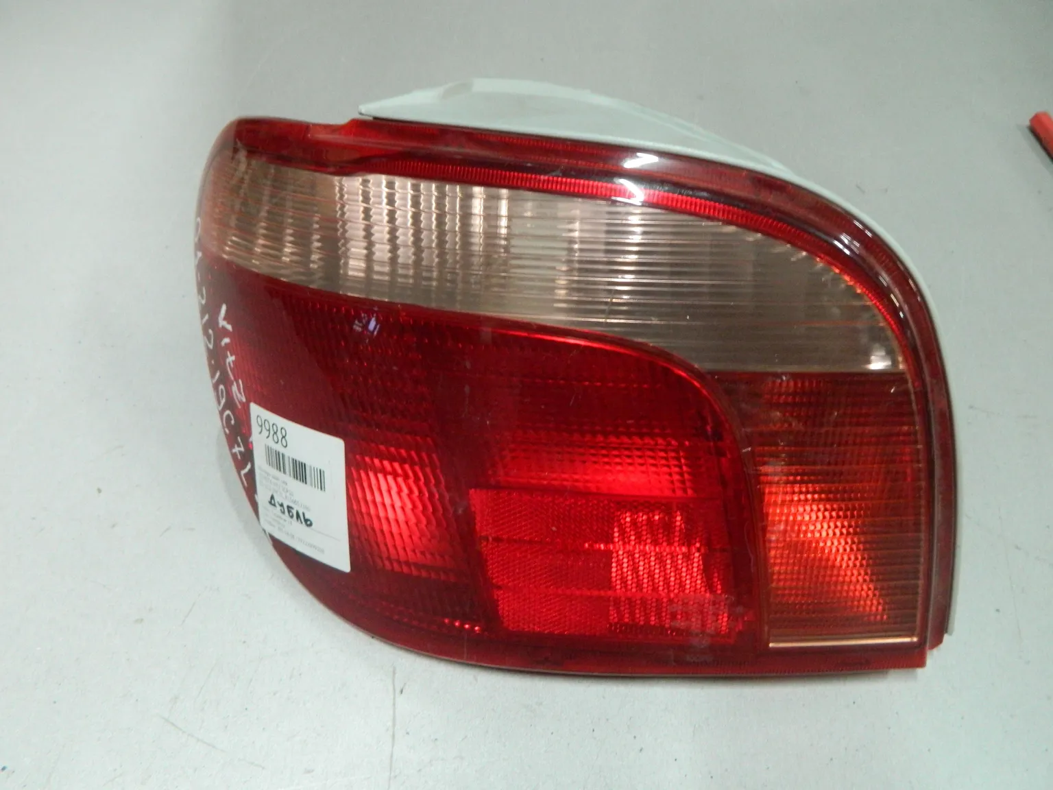 Фонарь TOYOTA VITZ SCP10 Зад Лев (Контрактный) 03344280