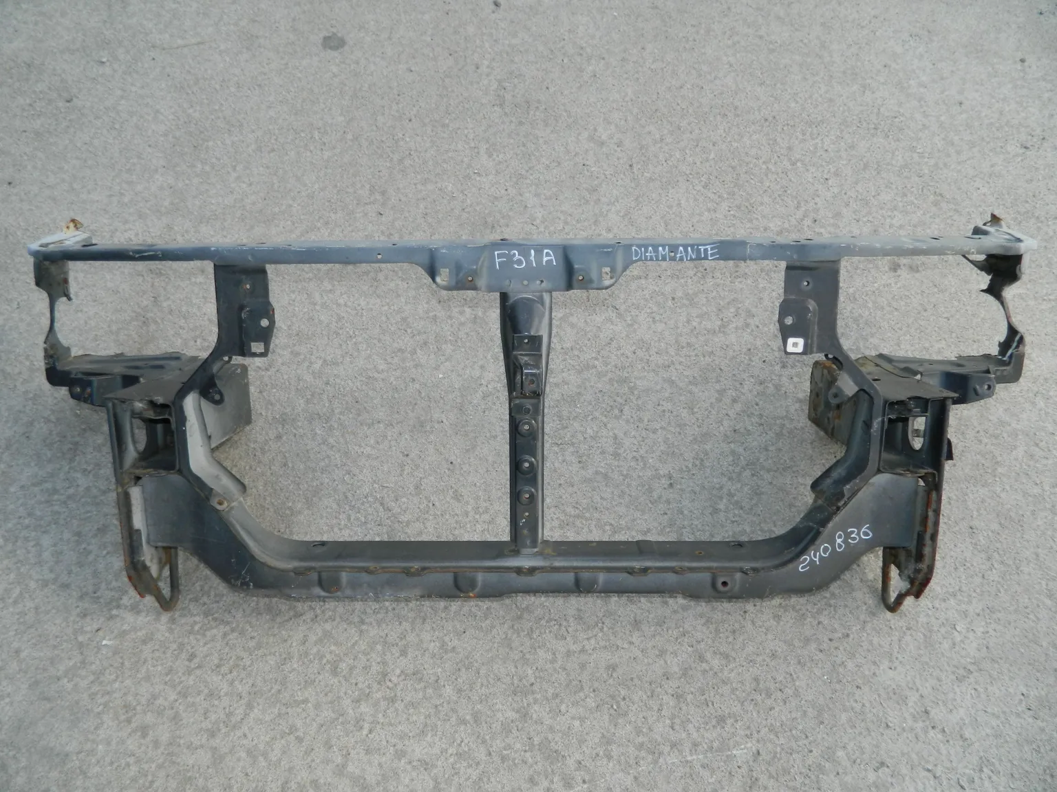 Рамка радиатора MITSUBISHI DIAMANTE F31A (Контрактный) 40951768