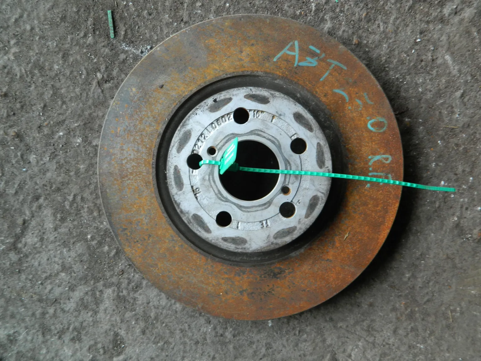 Диск тормозной TOYOTA AVENSIS AZT250 Перед (Контрaктный) 81530644