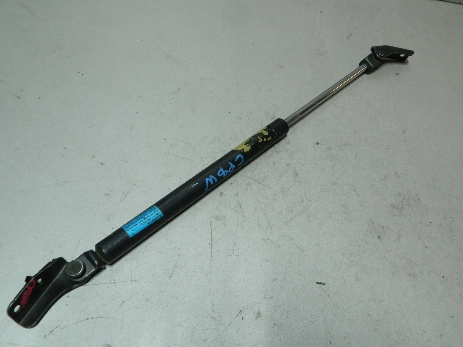 Амортизатор багажника MAZDA PREMACY CP8W Лев (Контрактный) 81532072