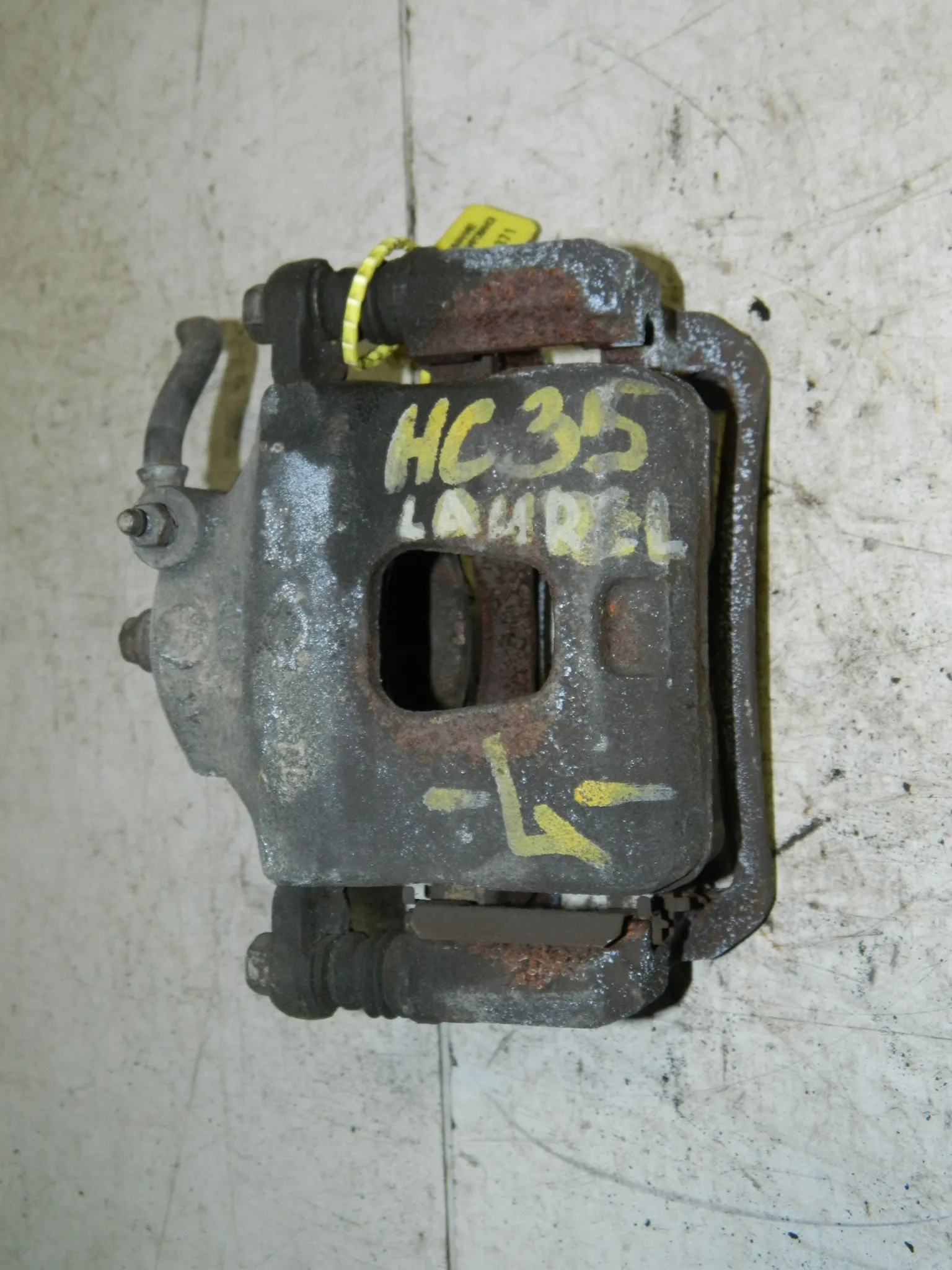 Суппорт NISSAN LAUREL C35 RB20 Перед Лев (Контрактный) 79773371