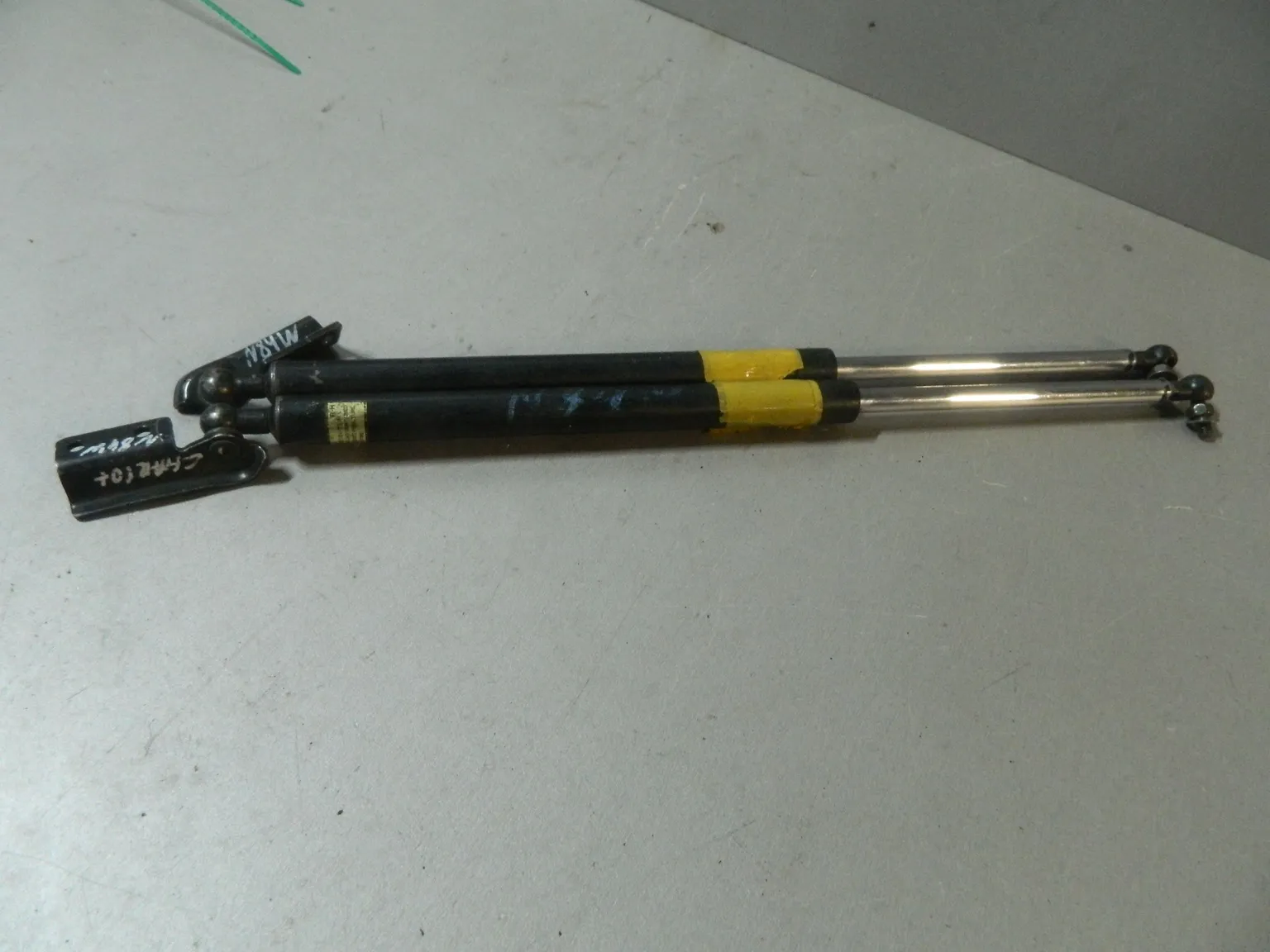 Амортизатор багажника MITSUBISHI CHARIOT GRANDIS N84W (Контрактный) 81528801