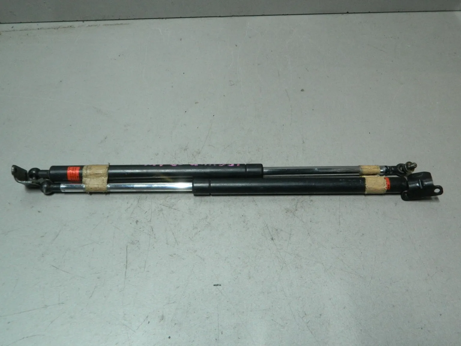 Амортизатор багажника MITSUBISHI LEGNUM EA1W (Контрактный) 81528841