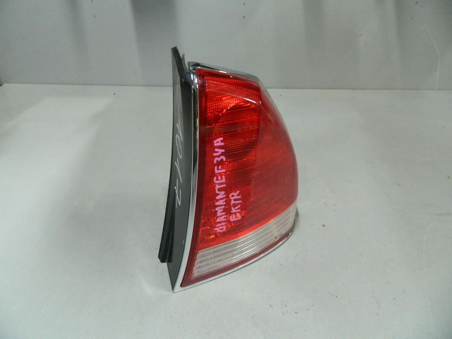 Фонарь MITSUBISHI DIAMANTE F31A Зад Прав 1017 (Контрактный) 68000968