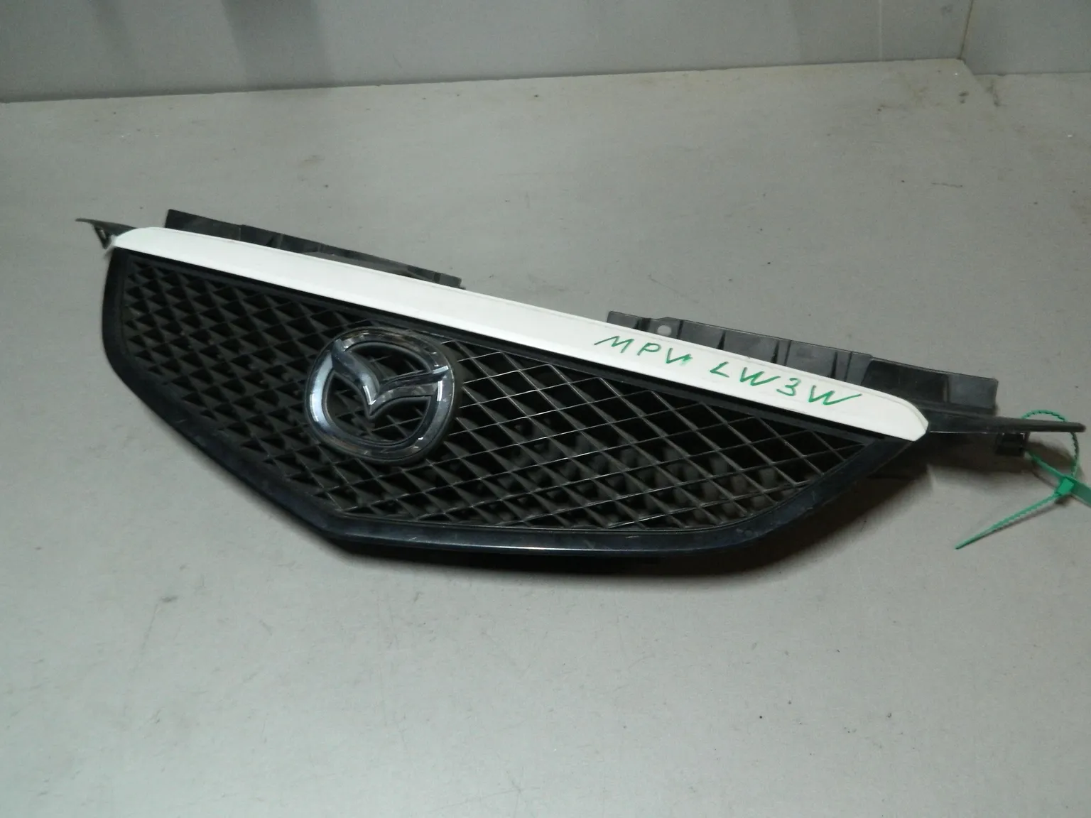 Решетка радиатора MAZDA MPV LW3W (Контрактный) 81540918