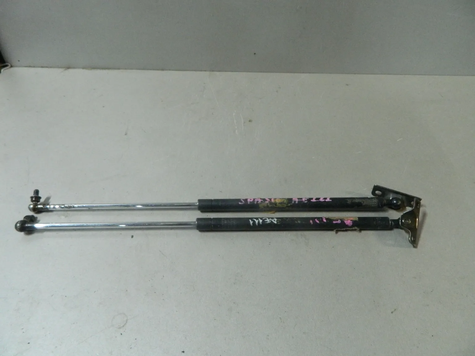 Амортизатор багажника TOYOTA COROLLA SPACIO AE111 (Контрактный) 81532243