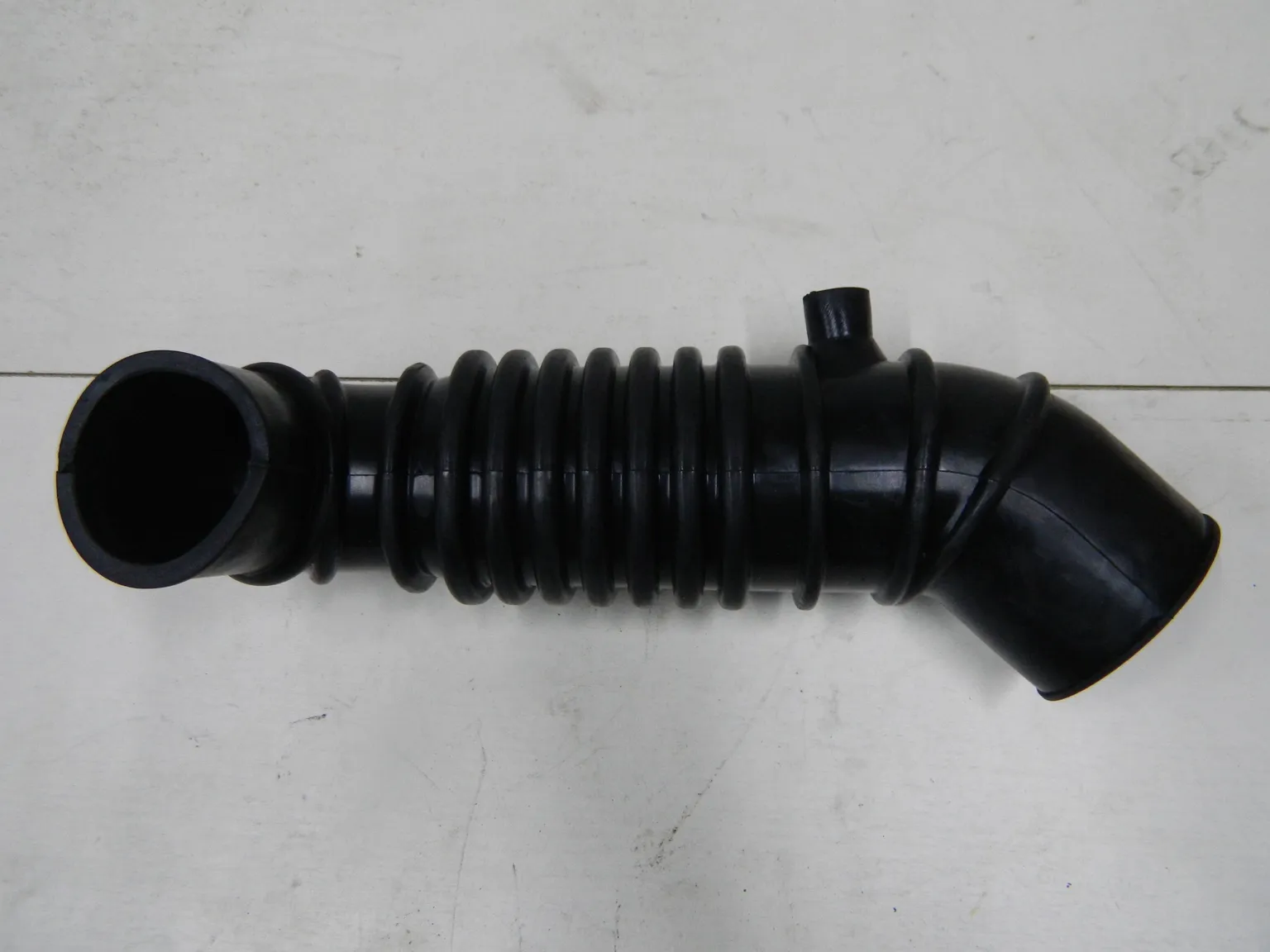 Патрубок воздушного фильтра GENERAL PARTS MD160939 MITSUBISHI PAJERO 91- V44 4D56