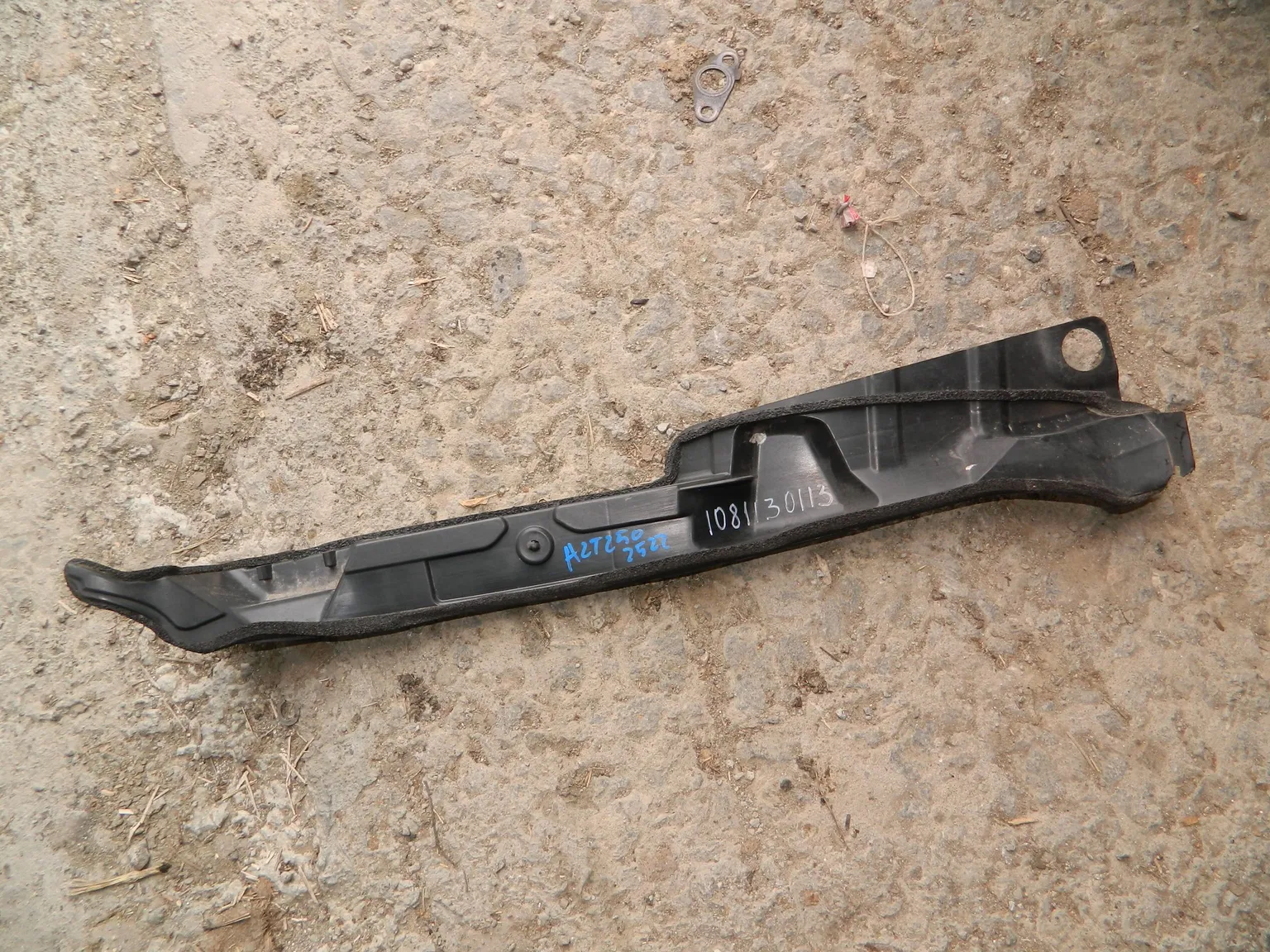 Накладка на крыло TOYOTA AVENSIS AZT250 Перед Лев (Контрактный) 1081130113