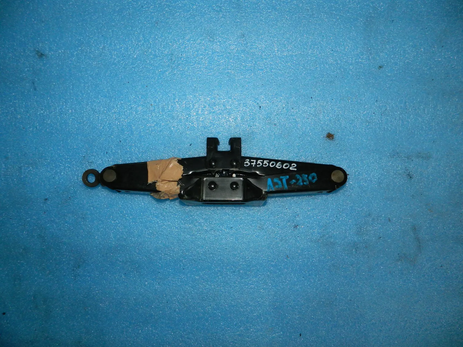 Домкрат TOYOTA AVENSIS AZT250 800kg (Контрактный) 37550602