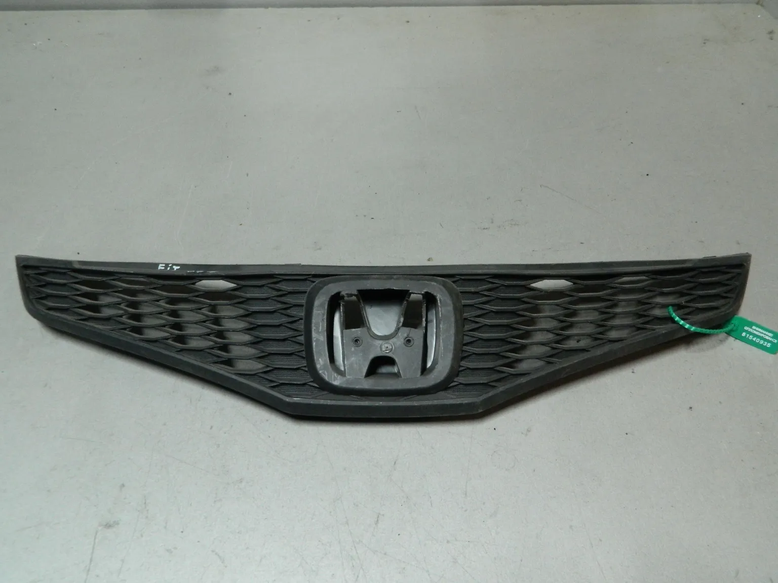 Решетка радиатора HONDA FIT GE6 (Контрактный) 81540935