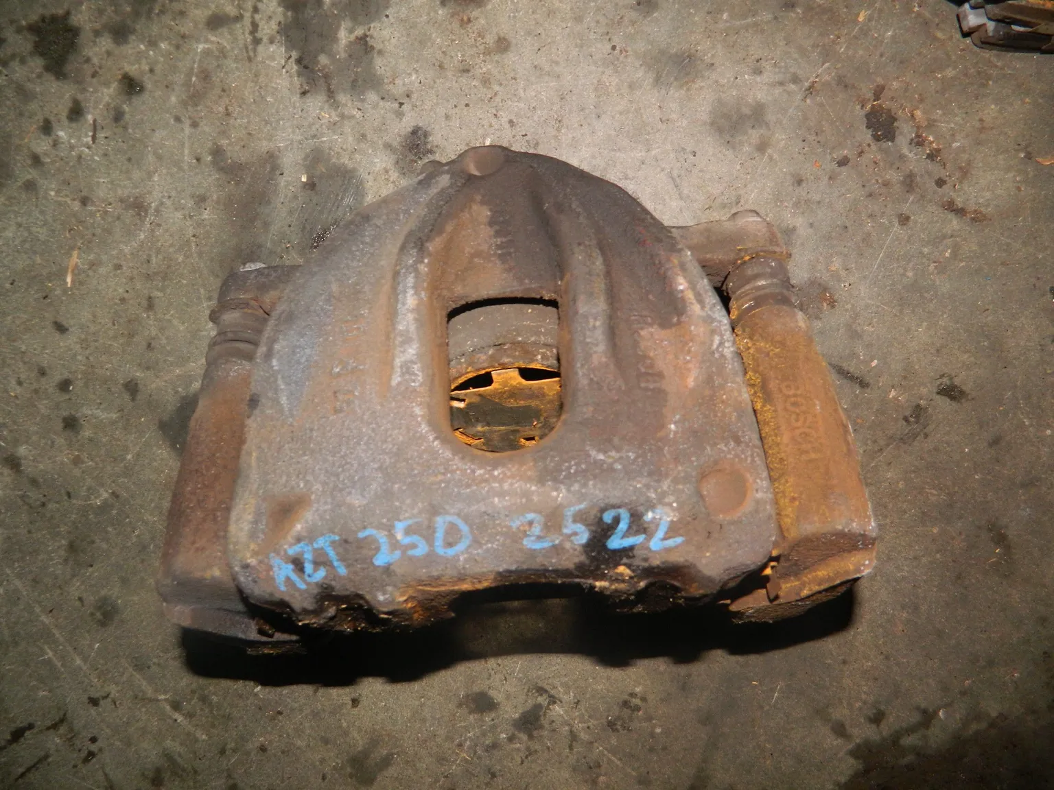 Суппорт TOYOTA  AVENSIS AZT250 Перед Прав (Контрактный) 1081130732