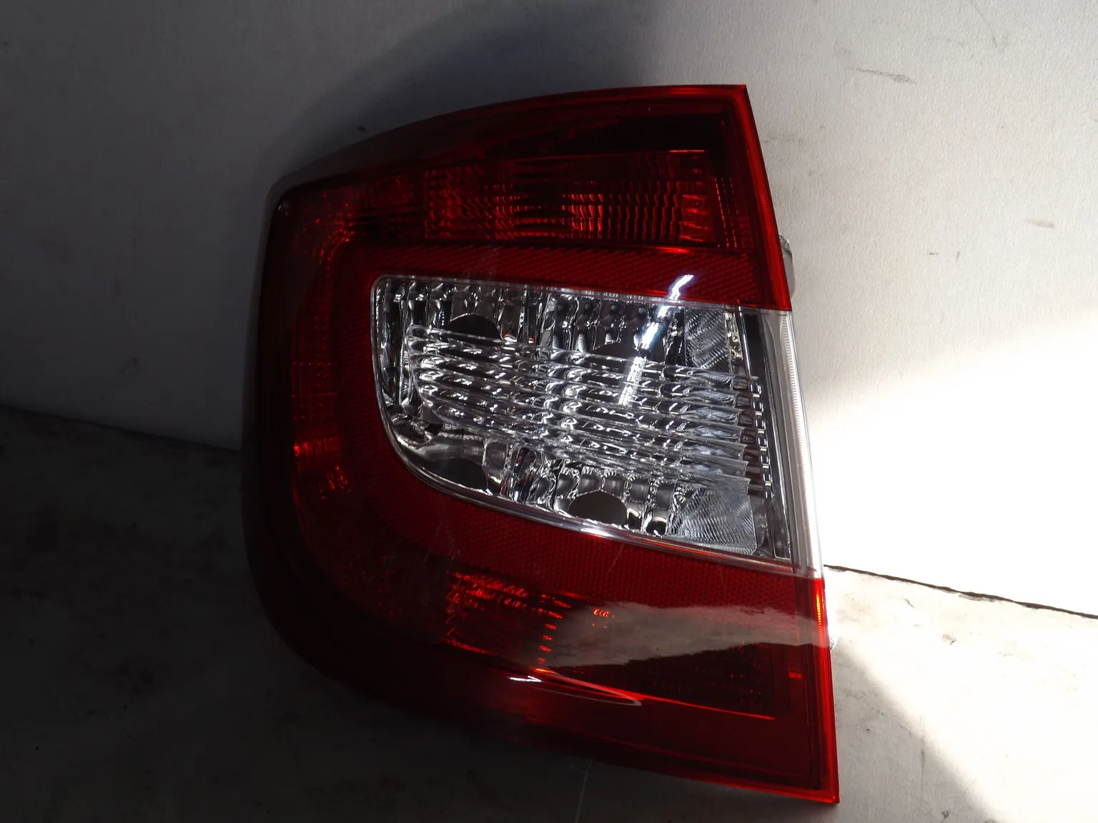 Фонарь ATB 1ASR1090L SKODA RAPID I 2012-2020 Лев