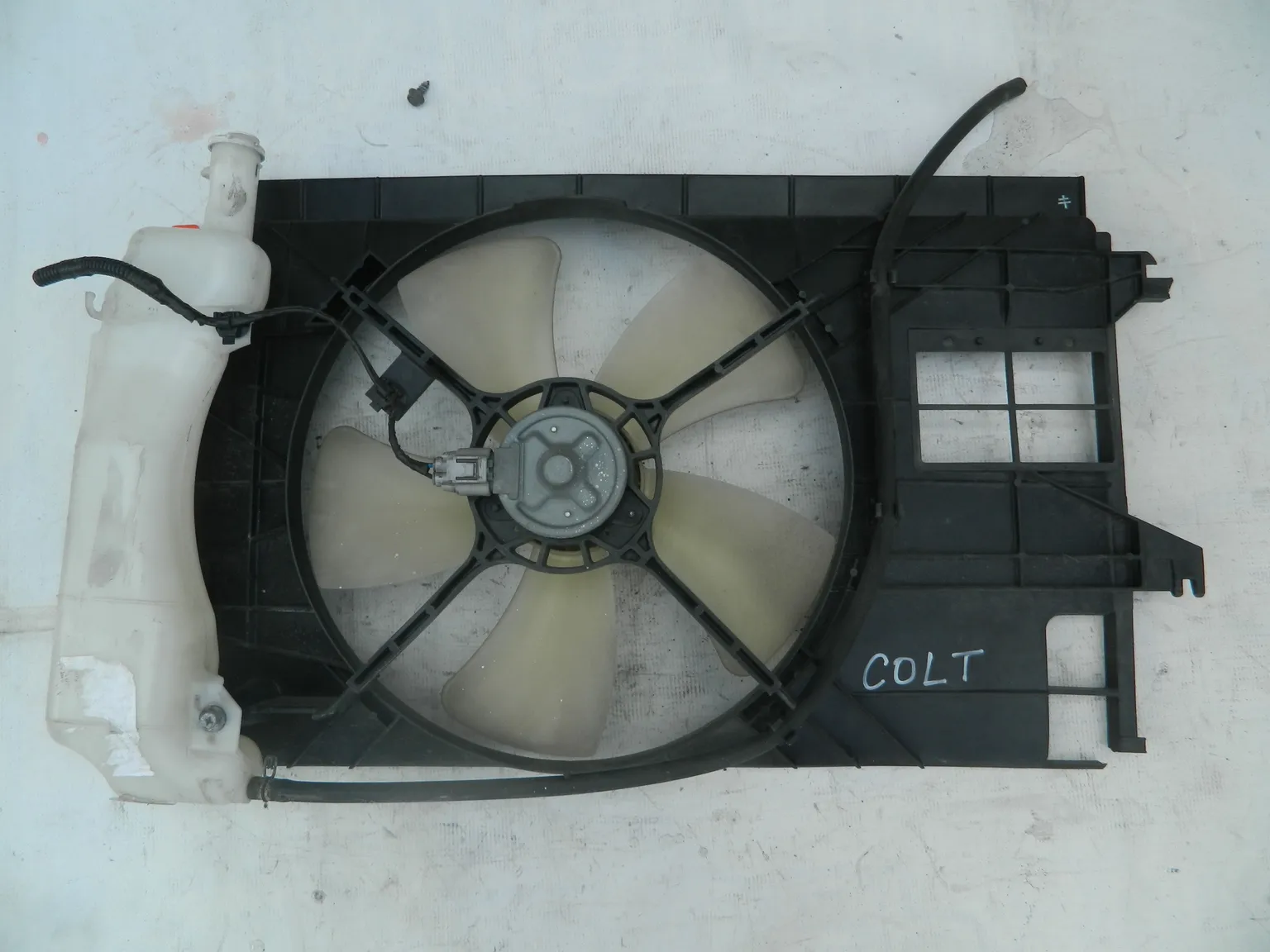 Диффузор радиатора MITSUBISHI COLT Z21A (Контрактный) 72355192