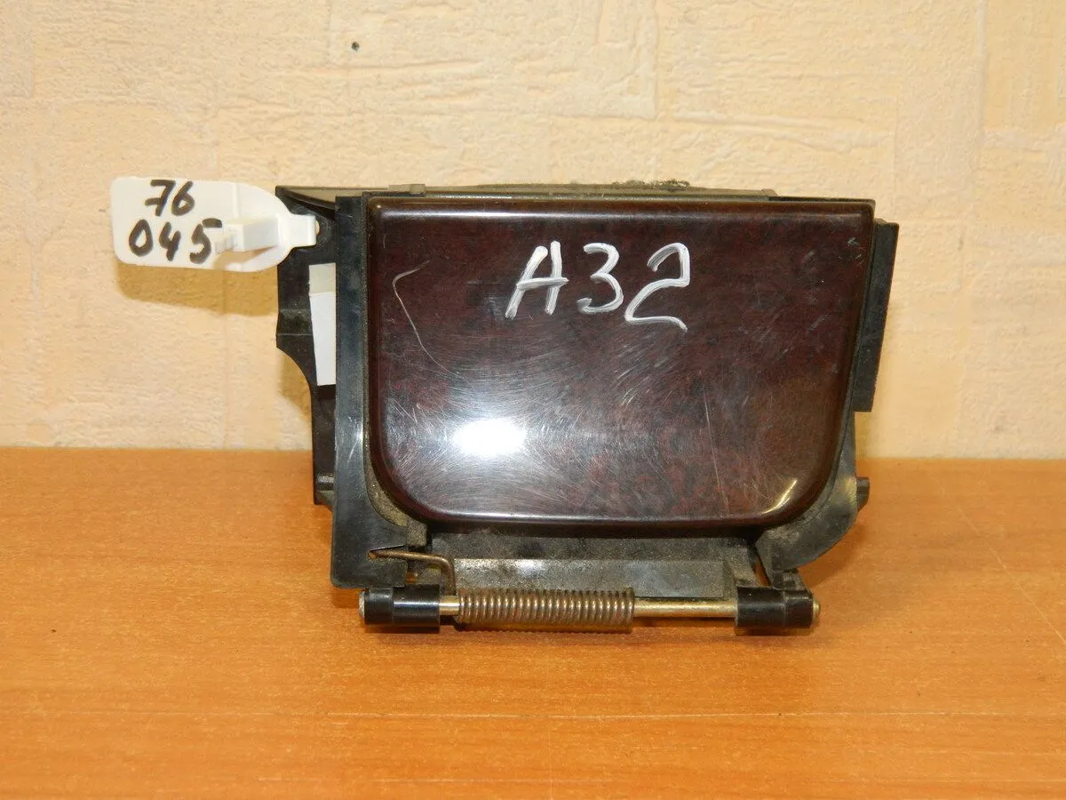 Пепельница NISSAN CEFIRO A32 VQ20DE (Б/У) 76045 6662240U00