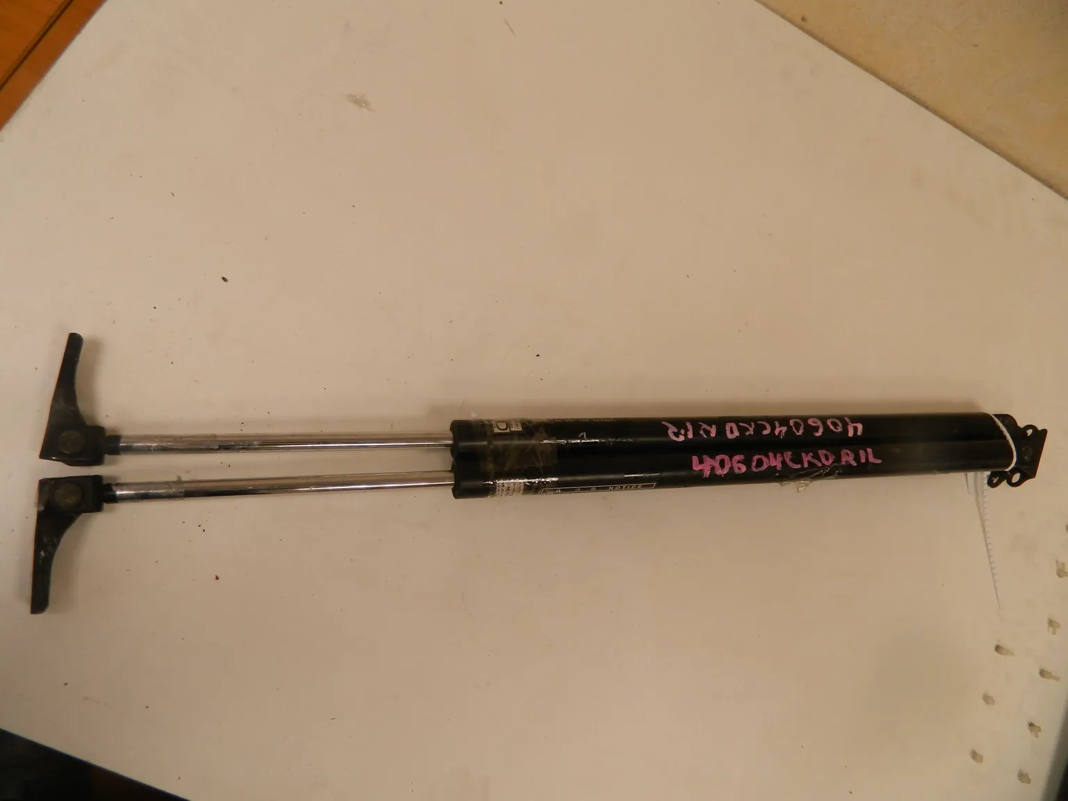 Амортизатор 5-й двери TOYOTA HIACE KZH106 (Контрактный) 68000348