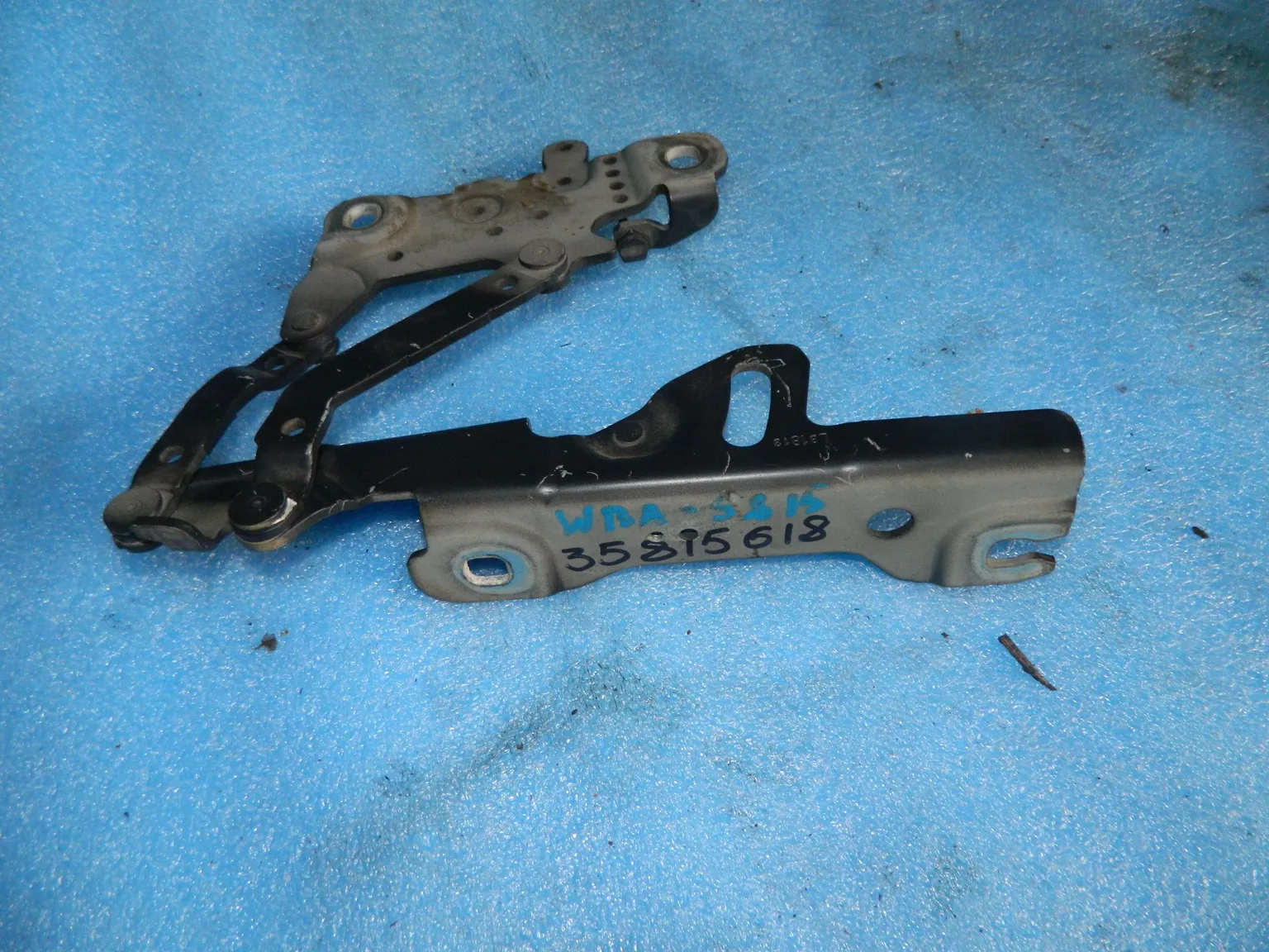 Петля капота BMW 1-SERIES F20 Лев (Контрактный) 35815618