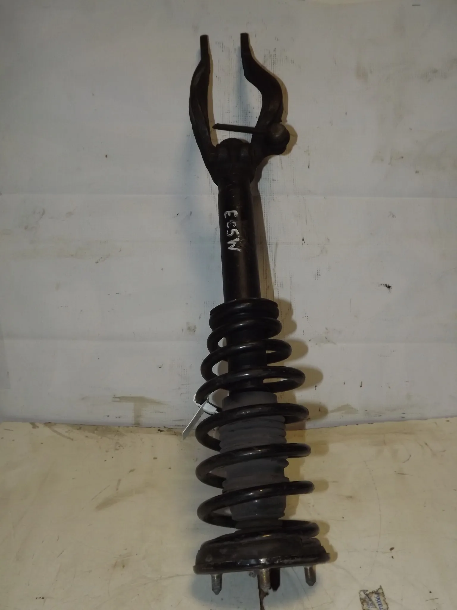 Стойка подвески MITSUBISHI LEGNUM EC5W Перед Лев (Контрактный)