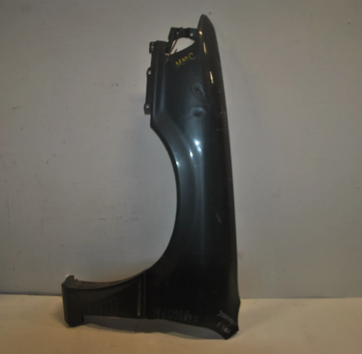 Крыло MITSUBISHI DIAMANTE F36A Перед Лев (Контрактный) 46098897