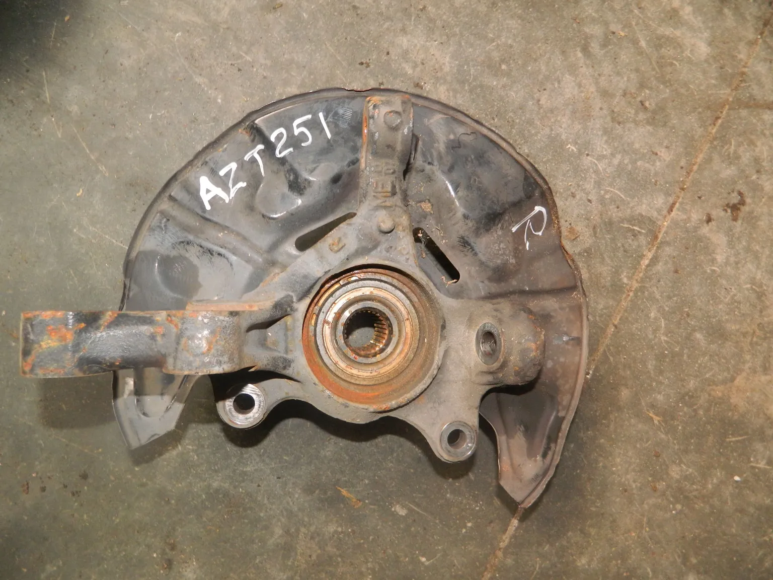 Ступица TOYOTA AVENSIS AZT251 Перед Прав (Контрактный) 1043500924