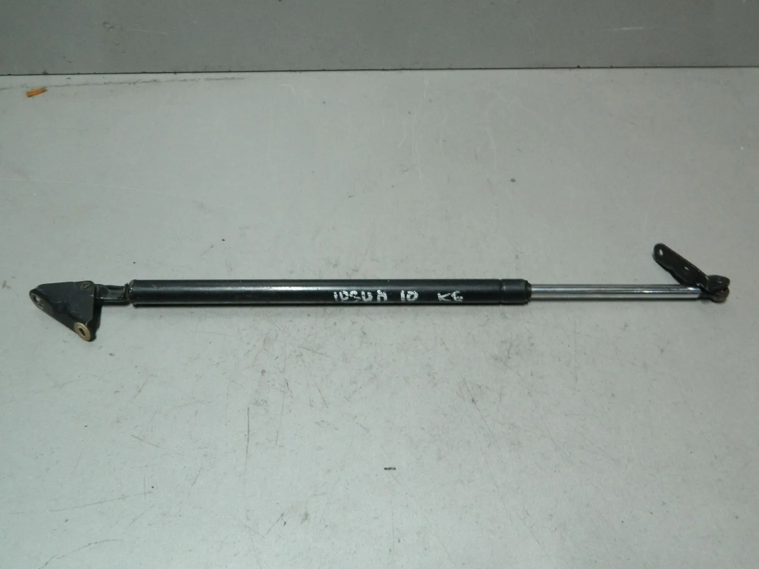 Амортизатор багажника TOYOTA IPSUM SXM10 Прав (Контрактный) 81532206